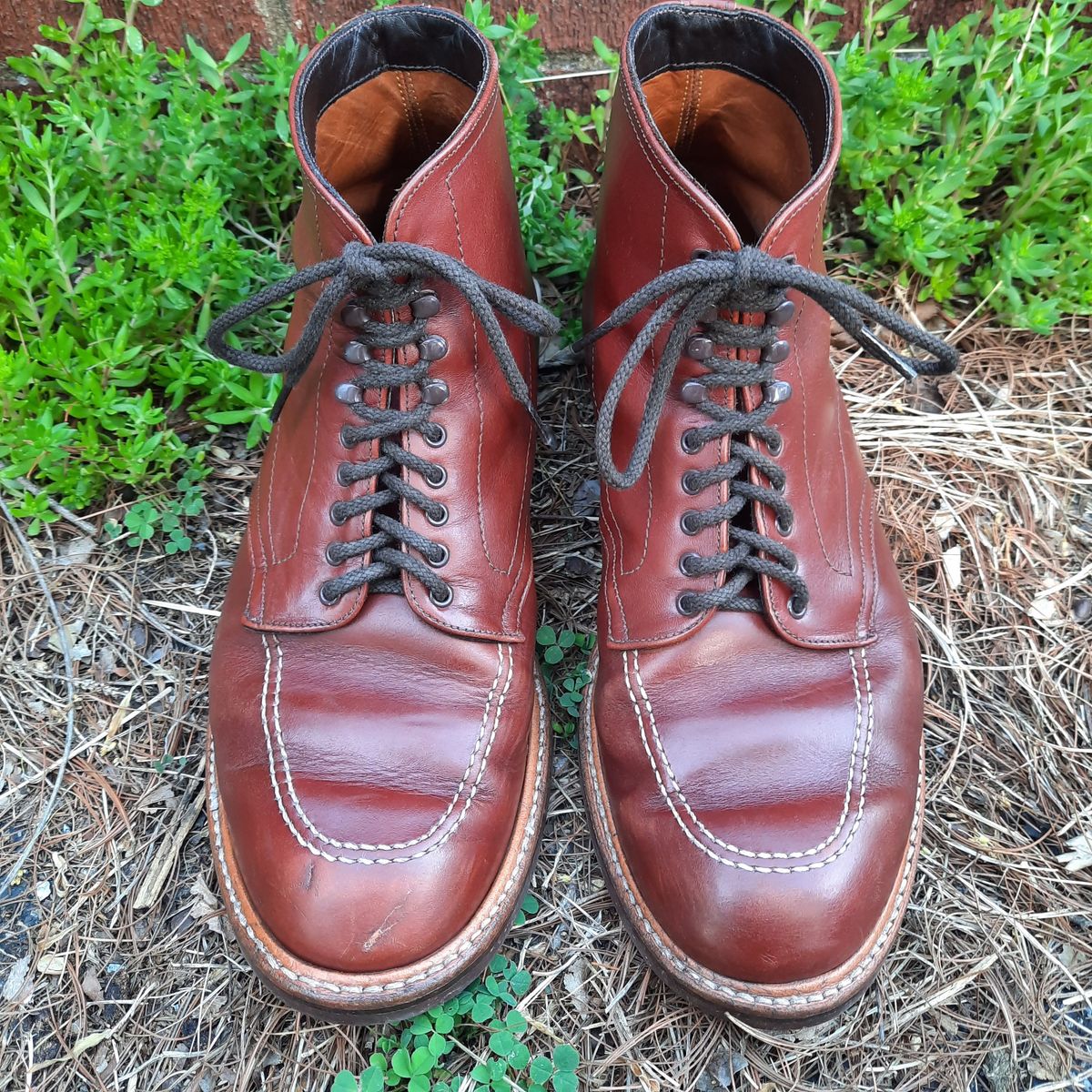 Photo by patinathunderdome on May 3, 2022 of the Alden Indy Boot in Horween Mahogany Legacy.