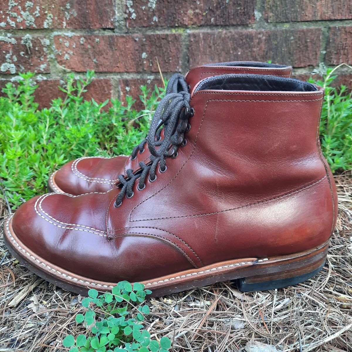 Photo by patinathunderdome on May 3, 2022 of the Alden Indy Boot in Horween Mahogany Legacy.