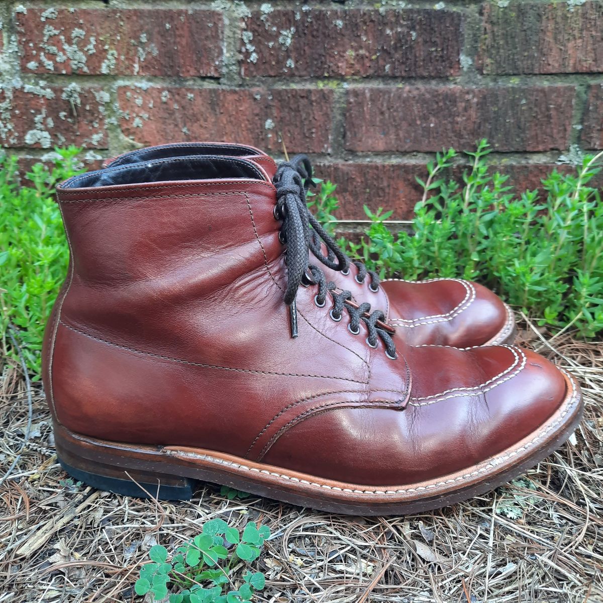 Photo by patinathunderdome on May 3, 2022 of the Alden Indy Boot in Horween Mahogany Legacy.