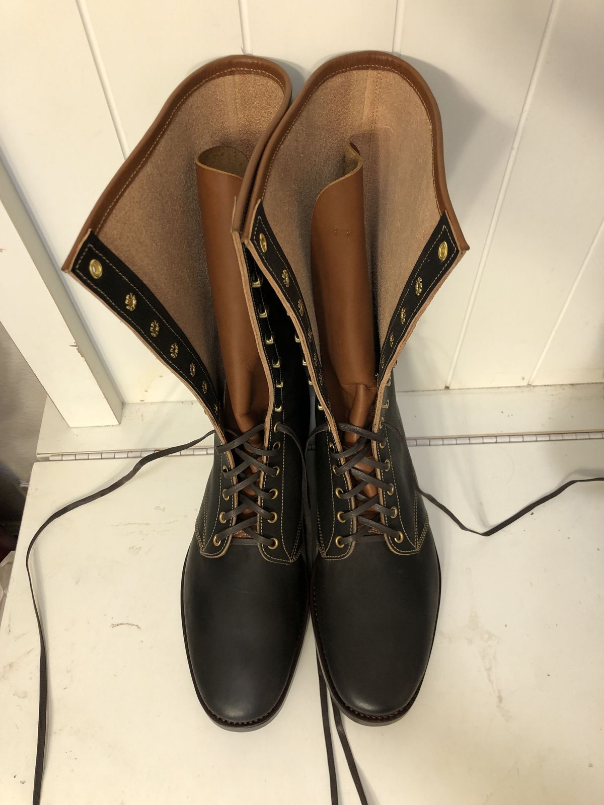Photo by patinathunderdome on September 30, 2021 of the Clinch Hi-Liner in Wickett & Craig Black-Overdyed Latigo.