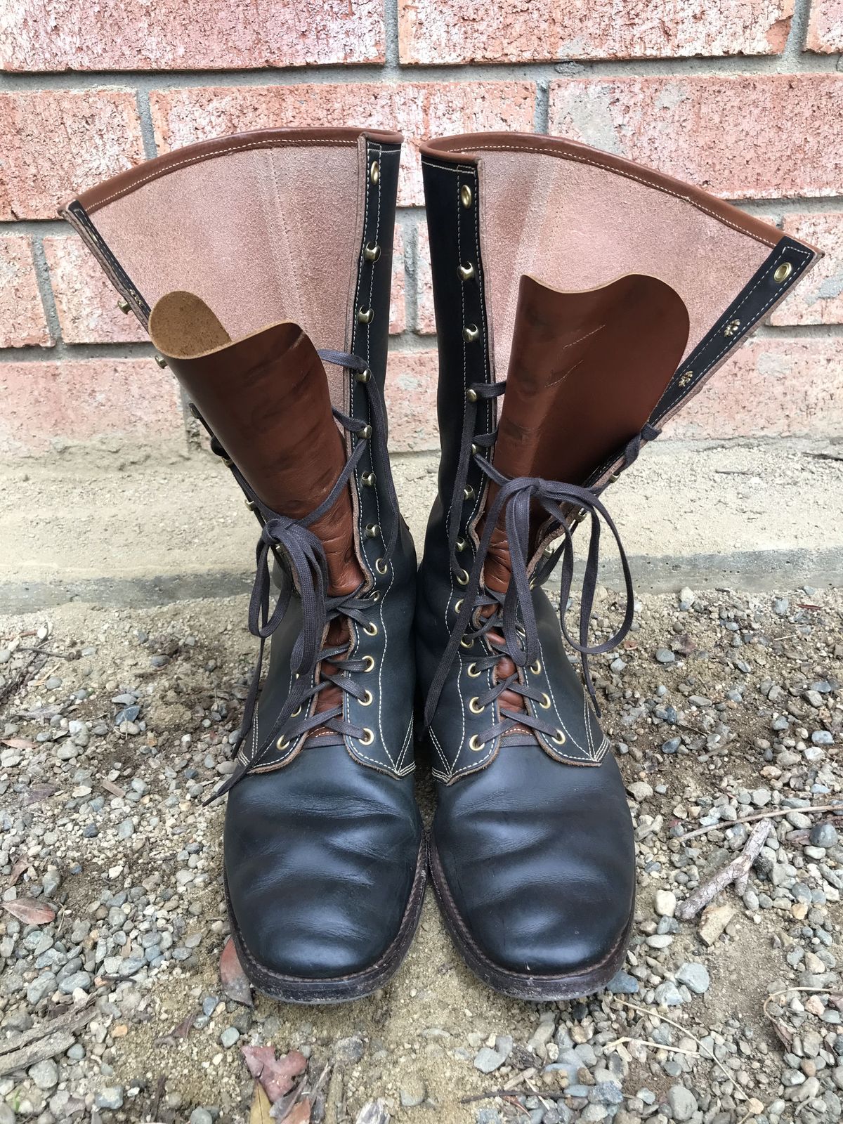 Photo by patinathunderdome on November 1, 2021 of the Clinch Hi-Liner in Wickett & Craig Black-Overdyed Latigo.