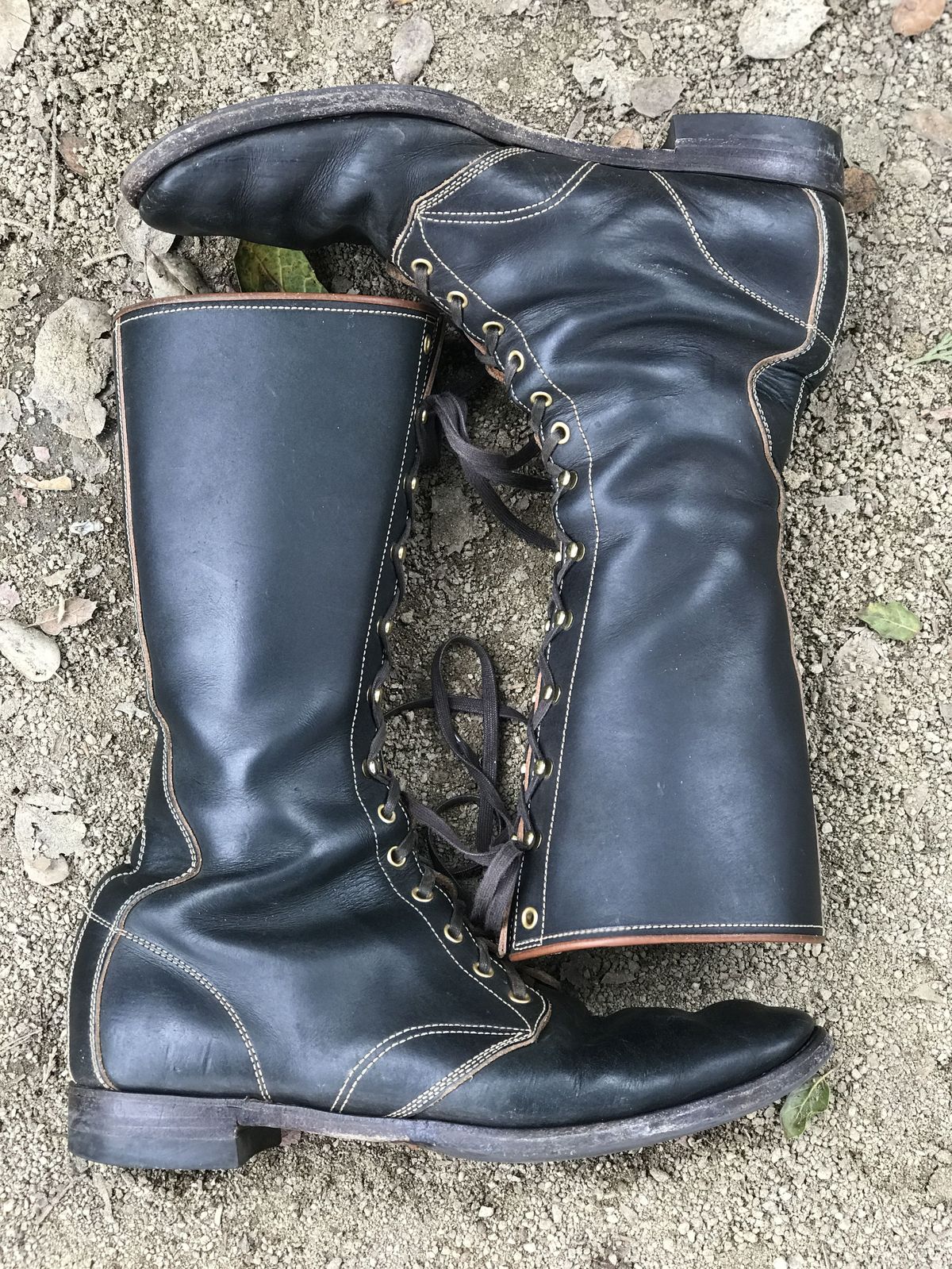 Photo by patinathunderdome on January 3, 2022 of the Clinch Hi-Liner in Wickett & Craig Black-Overdyed Latigo.