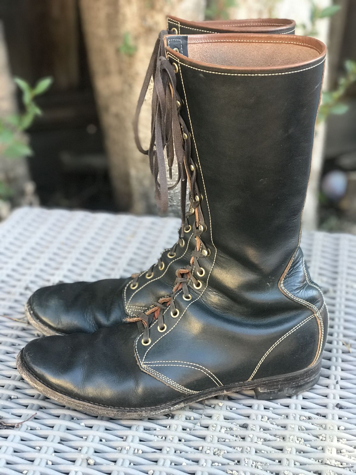Photo by patinathunderdome on February 2, 2022 of the Clinch Hi-Liner in Wickett & Craig Black-Overdyed Latigo.