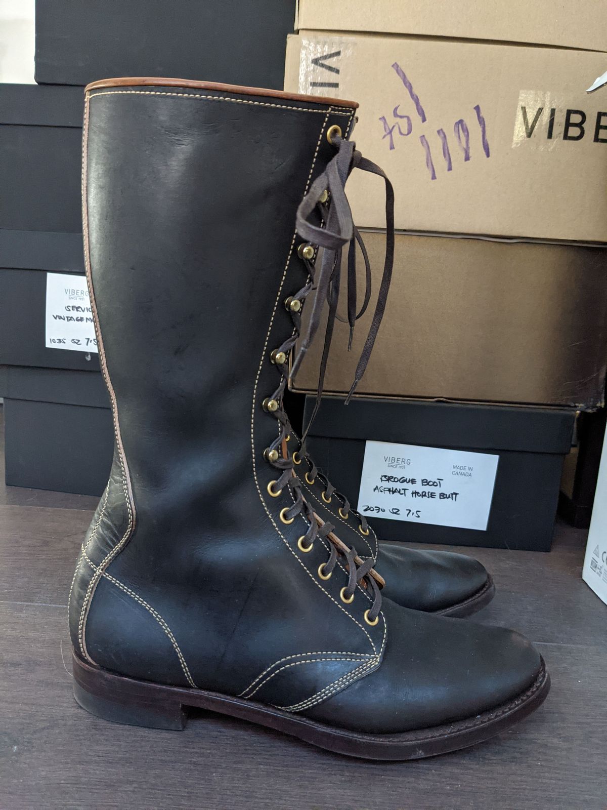 Photo by patinathunderdome on October 1, 2021 of the Clinch Hi-Liner in Wickett & Craig Black-Overdyed Latigo.