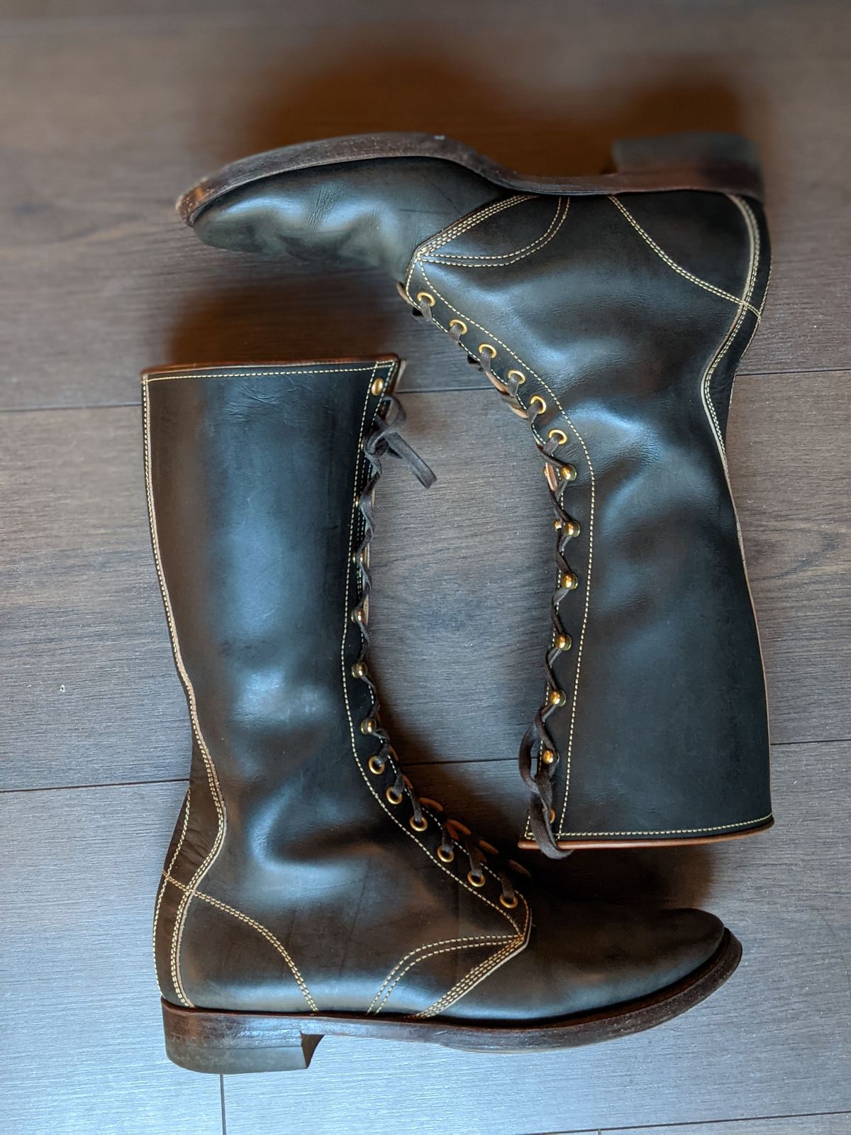 Photo by patinathunderdome on November 5, 2021 of the Clinch Hi-Liner in Wickett & Craig Black-Overdyed Latigo.