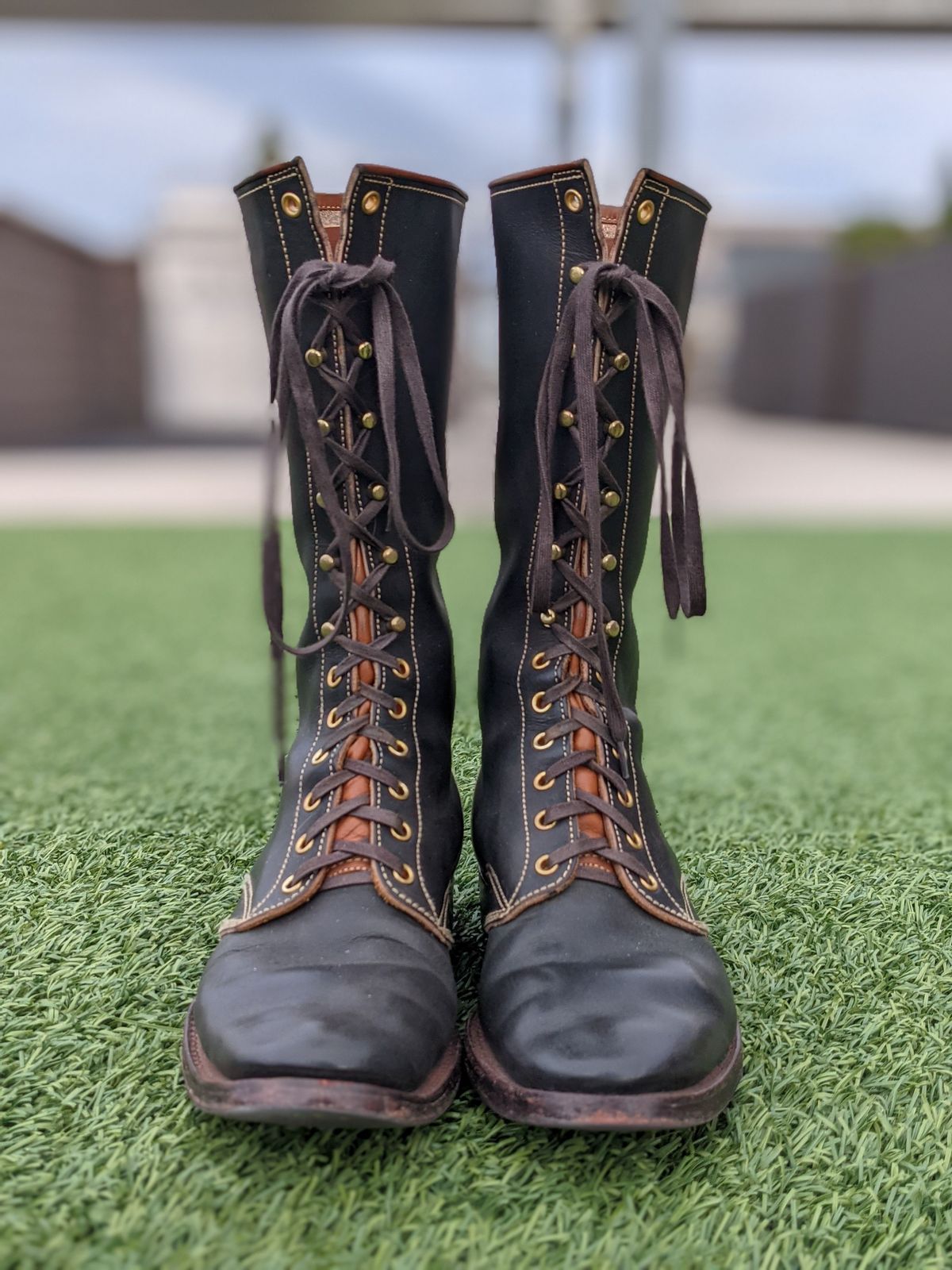 Photo by patinathunderdome on December 4, 2021 of the Clinch Hi-Liner in Wickett & Craig Black-Overdyed Latigo.