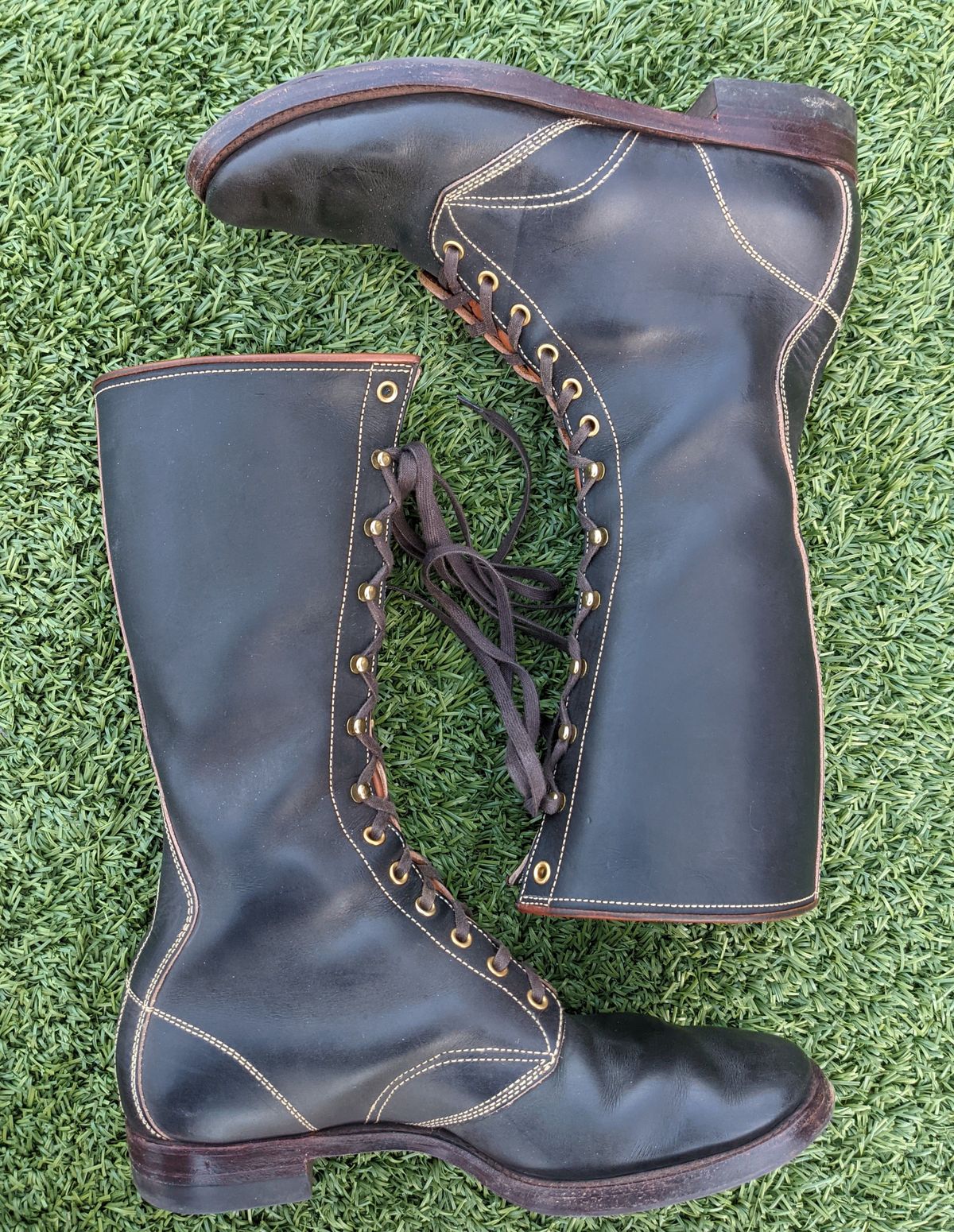 Photo by patinathunderdome on December 4, 2021 of the Clinch Hi-Liner in Wickett & Craig Black-Overdyed Latigo.