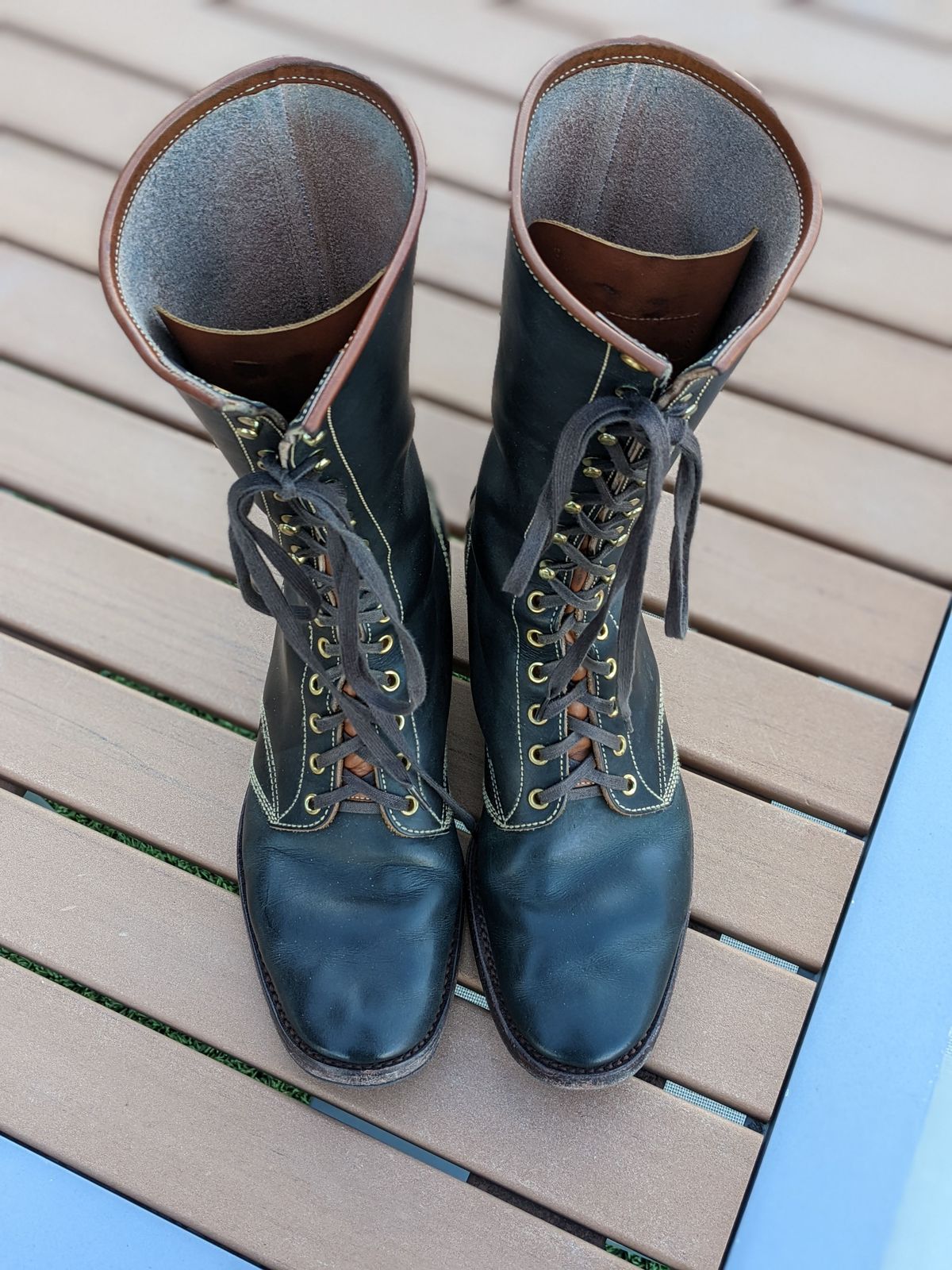 Photo by patinathunderdome on February 5, 2022 of the Clinch Hi-Liner in Wickett & Craig Black-Overdyed Latigo.