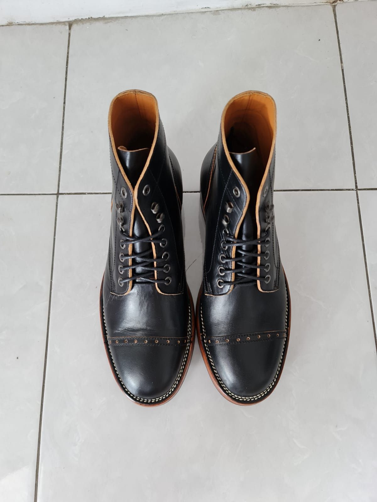 Photo by patinathunderdome on November 2, 2021 of the Benzein The Catcher in Shinki Black Latigo Teacore Horsehide.