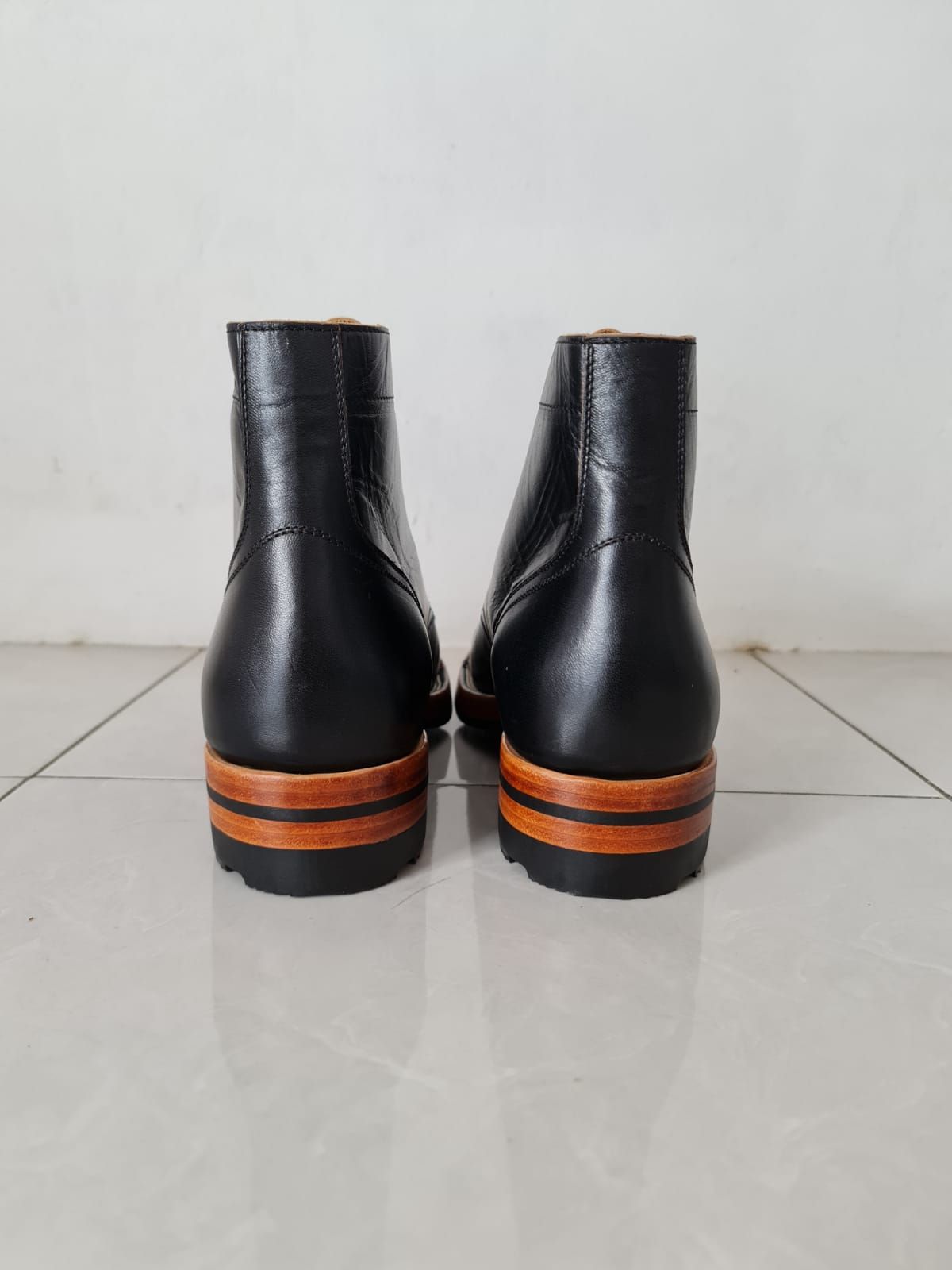Photo by patinathunderdome on November 2, 2021 of the Benzein The Catcher in Shinki Black Latigo Teacore Horsehide.