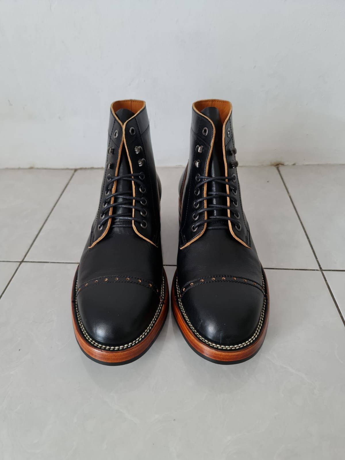 Photo by patinathunderdome on November 2, 2021 of the Benzein The Catcher in Shinki Black Latigo Teacore Horsehide.
