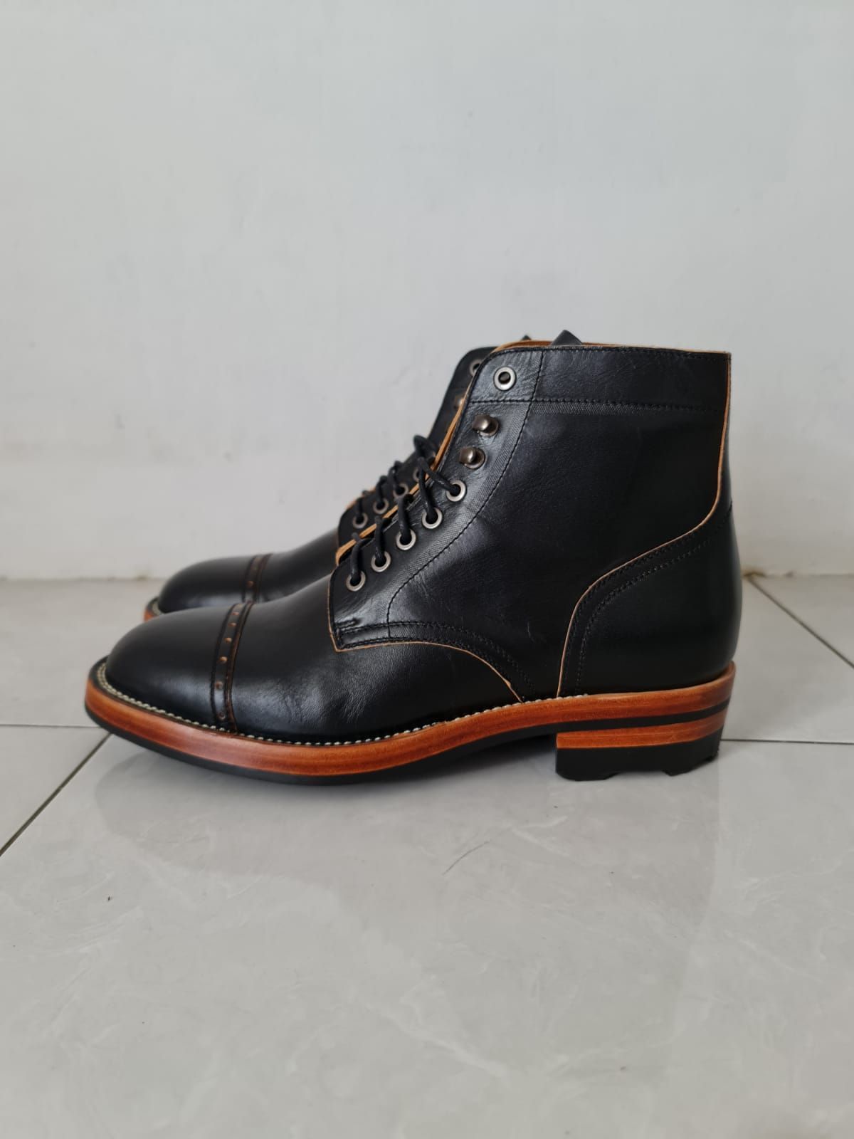 Photo by patinathunderdome on November 2, 2021 of the Benzein The Catcher in Shinki Black Latigo Teacore Horsehide.