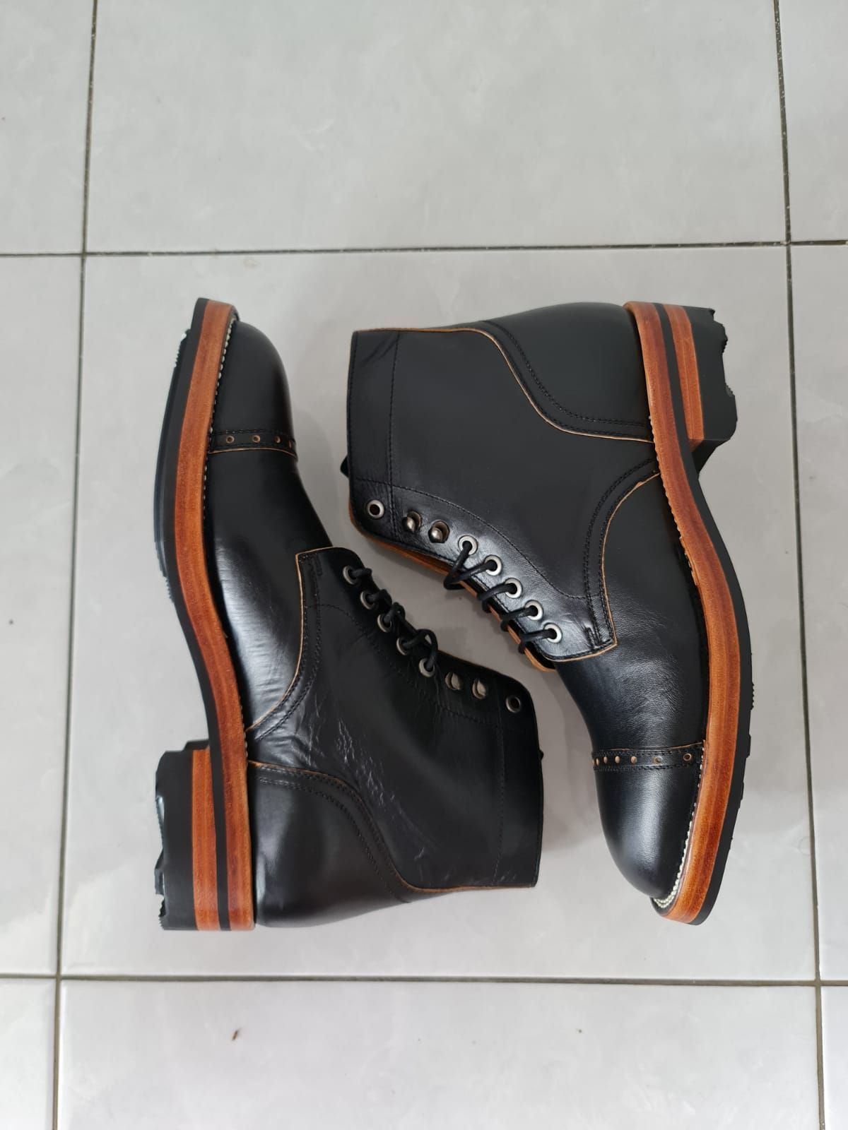 Photo by patinathunderdome on November 2, 2021 of the Benzein The Catcher in Shinki Black Latigo Teacore Horsehide.