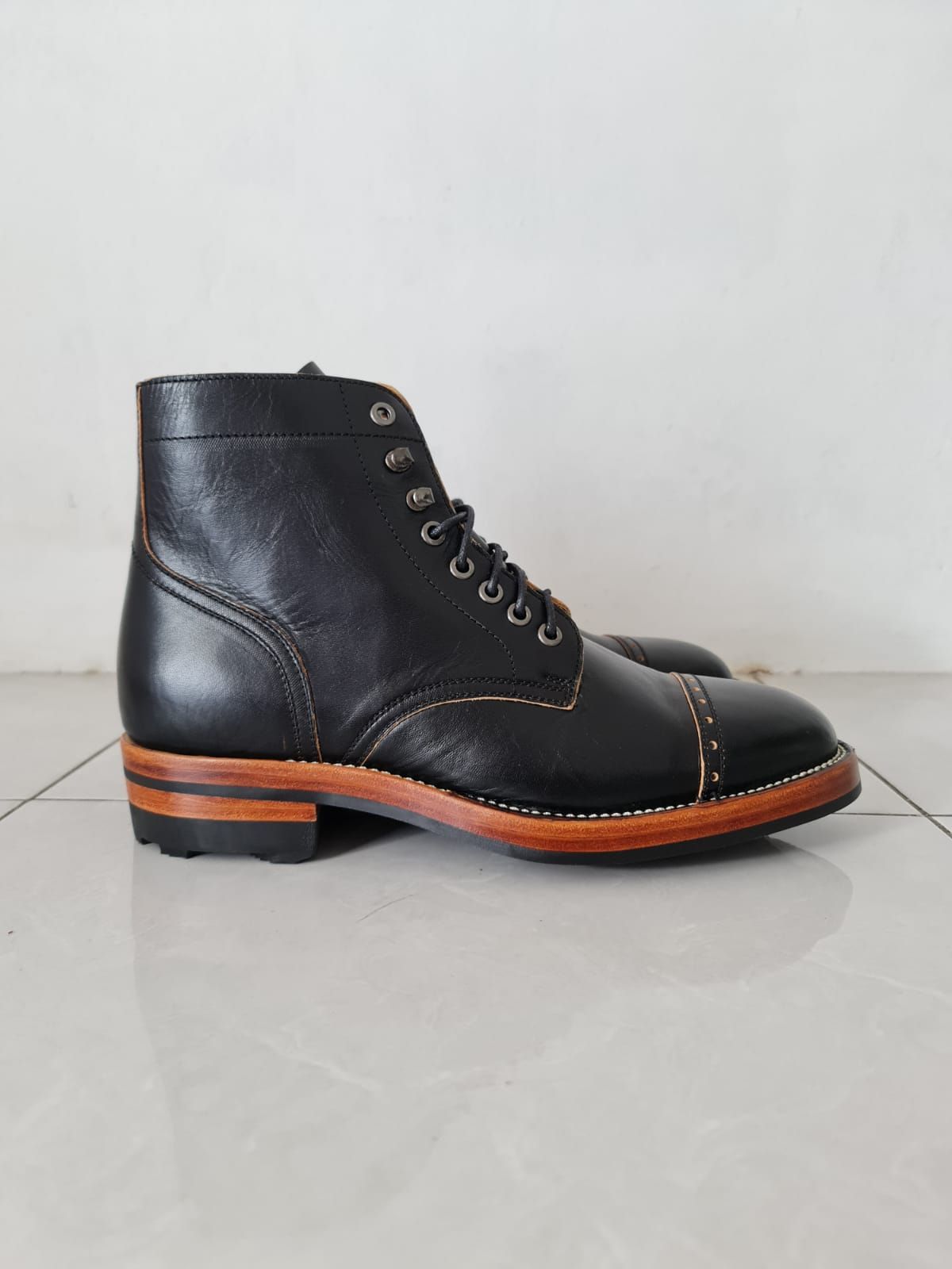Photo by patinathunderdome on November 2, 2021 of the Benzein The Catcher in Shinki Black Latigo Teacore Horsehide.