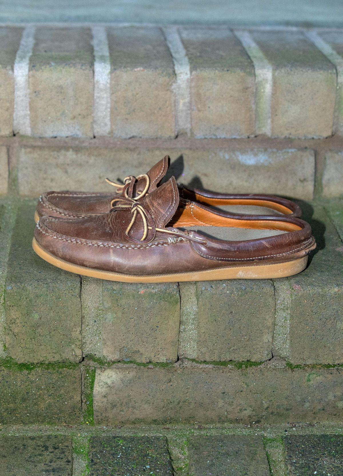 Photo by patinathunderdome on January 1, 2022 of the Easymoc Easymoc in Horween Natural Chromexcel.