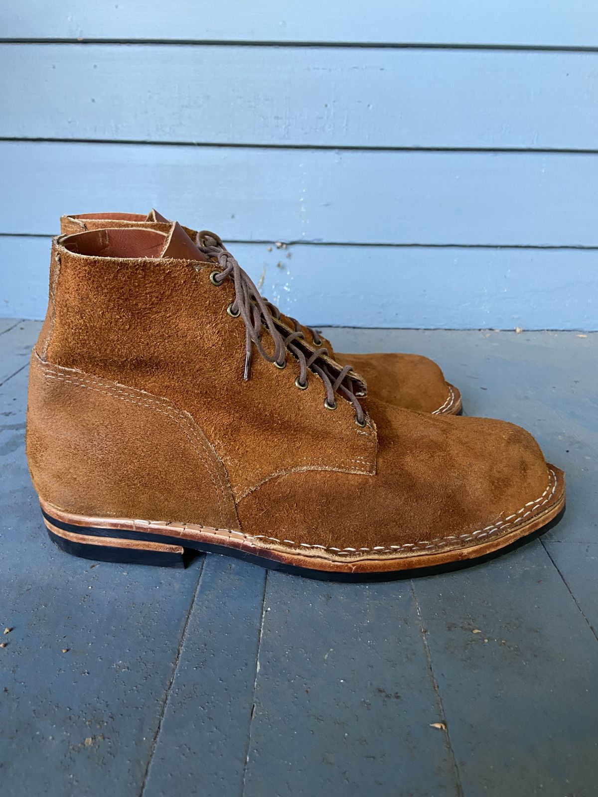 Photo by patinathunderdome on October 4, 2021 of the Old Scratch Boots Mark 1 in Seidel Tobacco Stampede Roughout.