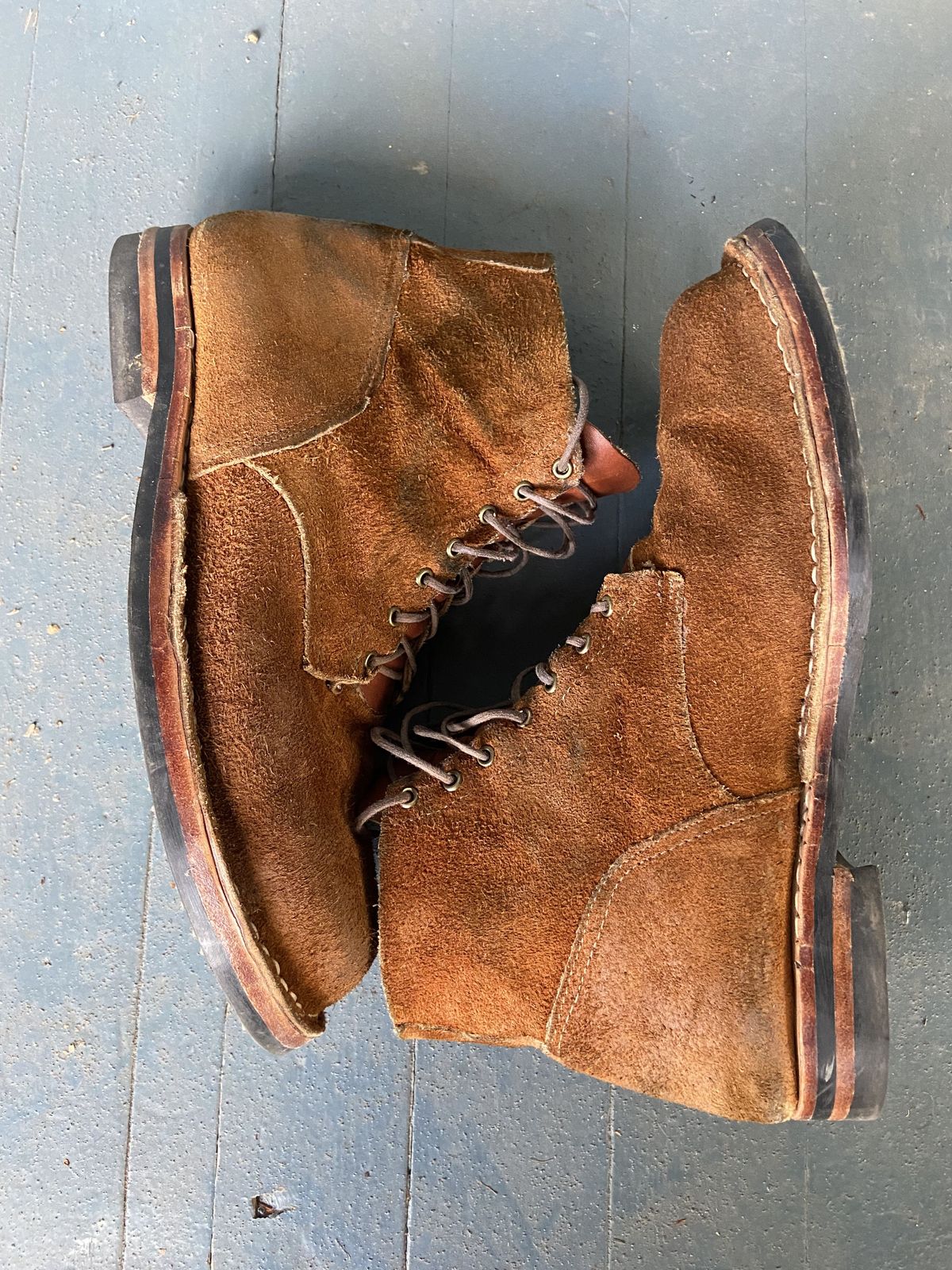 Photo by patinathunderdome on November 2, 2021 of the Old Scratch Boots Mark 1 in Seidel Tobacco Stampede Roughout.