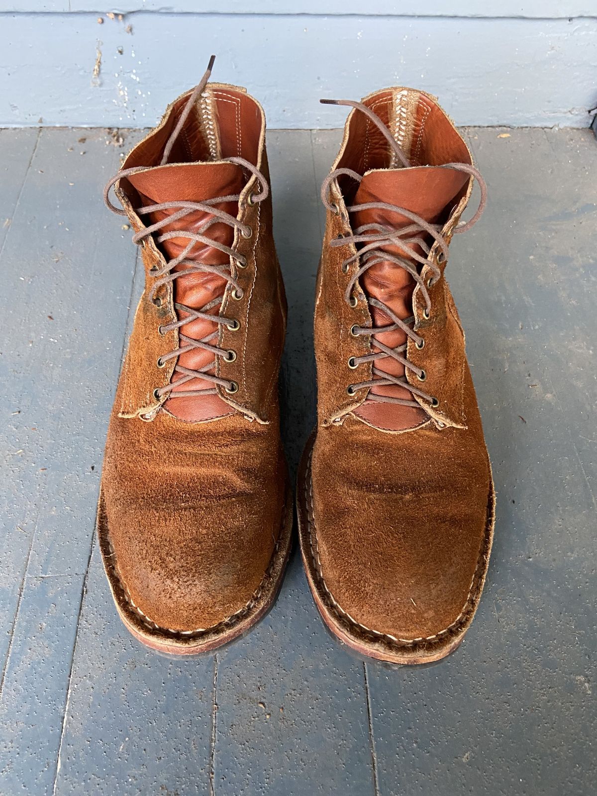 Photo by patinathunderdome on November 2, 2021 of the Old Scratch Boots Mark 1 in Seidel Tobacco Stampede Roughout.