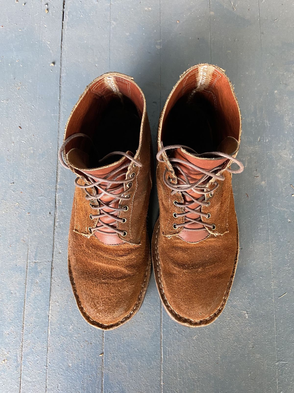 Photo by patinathunderdome on November 2, 2021 of the Old Scratch Boots Mark 1 in Seidel Tobacco Stampede Roughout.
