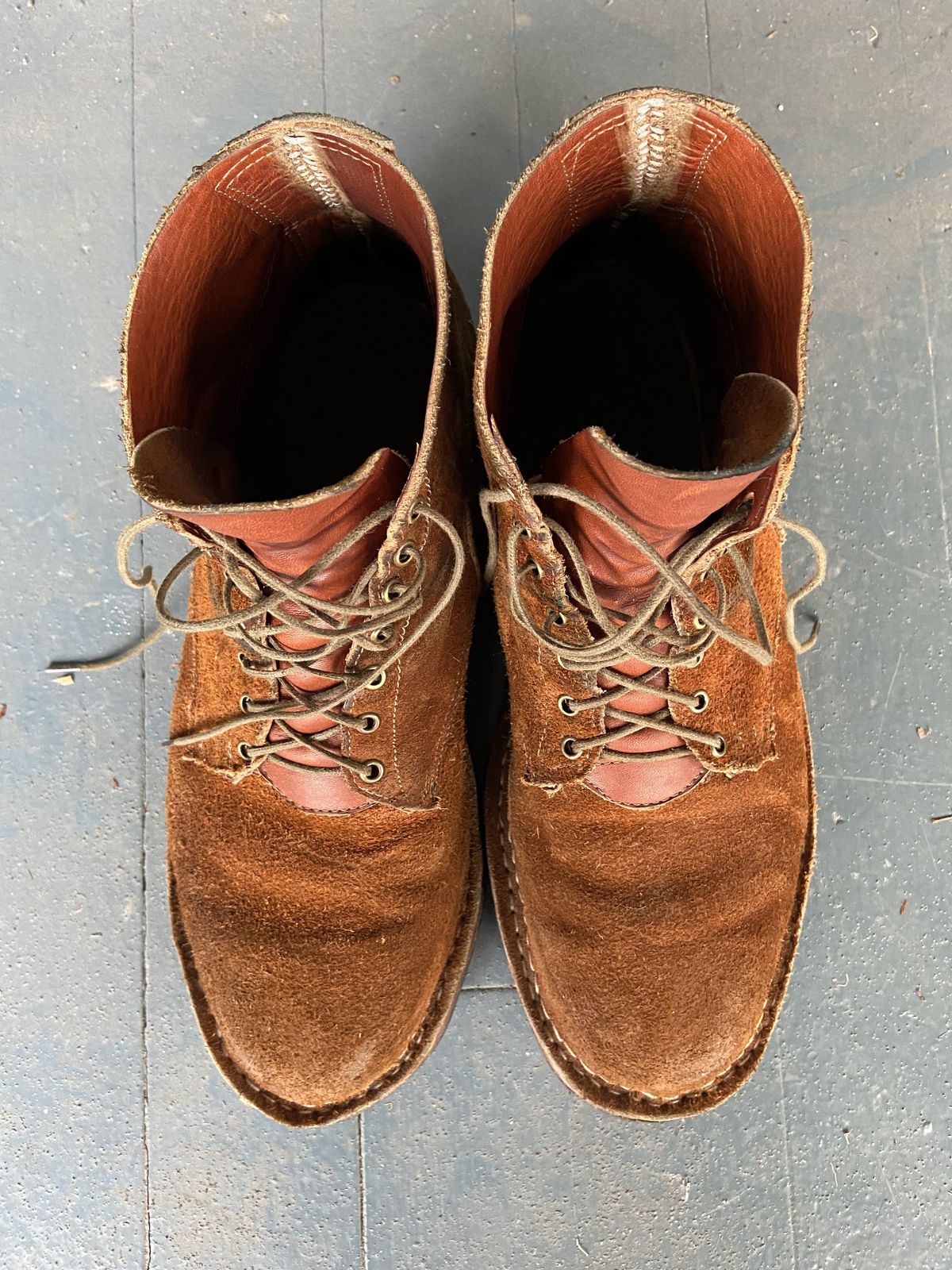Photo by patinathunderdome on December 4, 2021 of the Old Scratch Boots Mark 1 in Seidel Tobacco Stampede Roughout.
