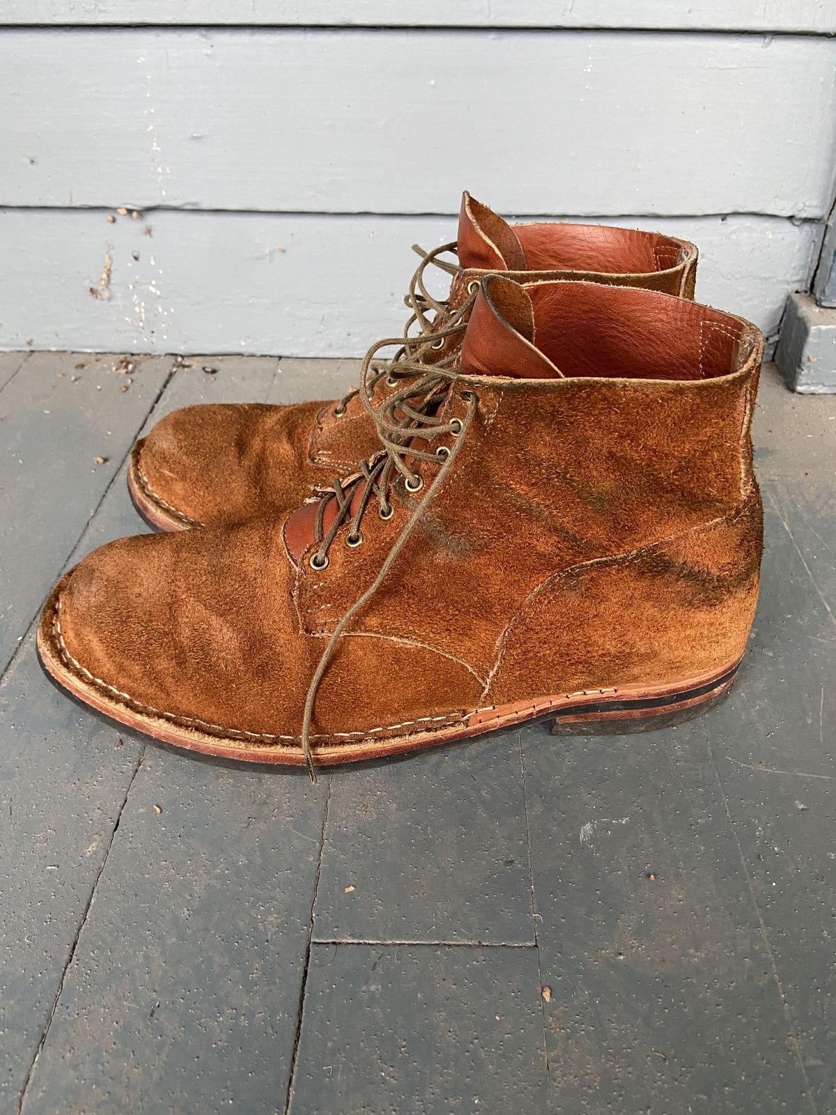 Photo by patinathunderdome on December 4, 2021 of the Old Scratch Boots Mark 1 in Seidel Tobacco Stampede Roughout.
