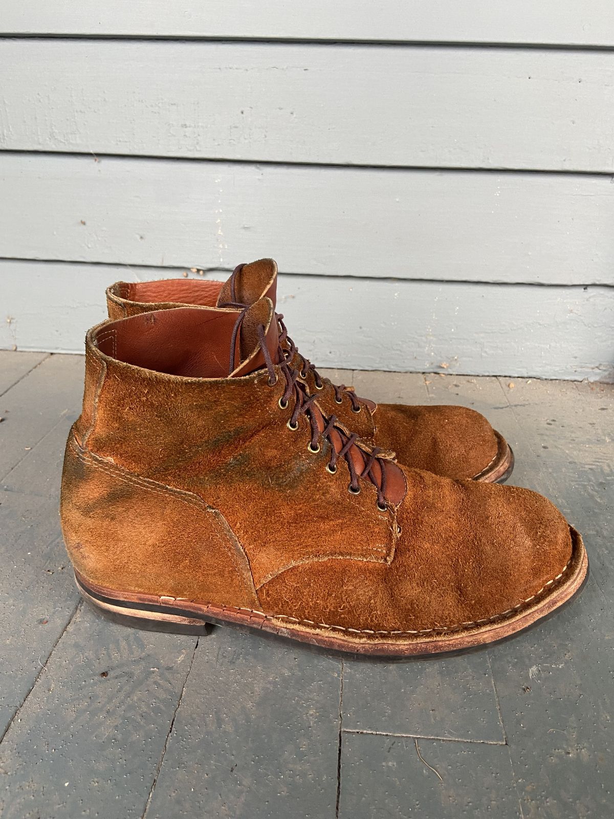 Photo by patinathunderdome on May 5, 2022 of the Old Scratch Boots Mark 1 in Seidel Tobacco Stampede Roughout.