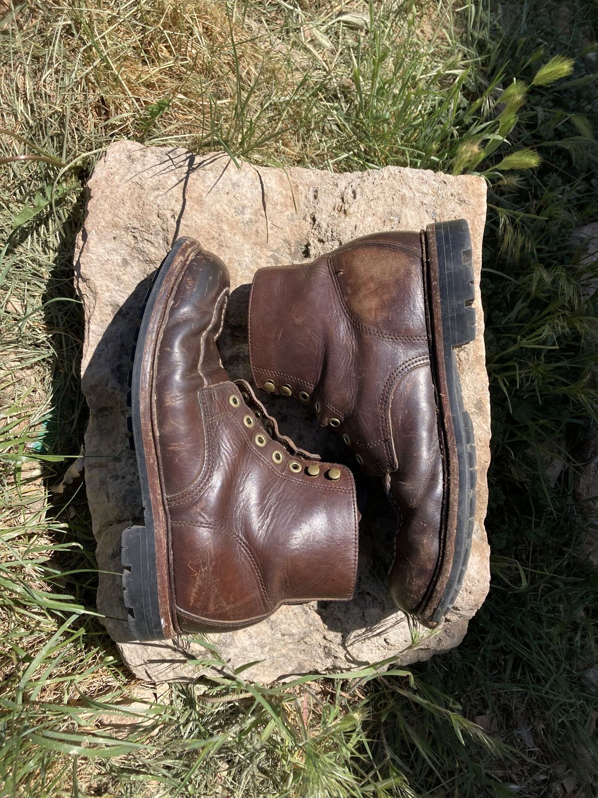 Photo by patinathunderdome on May 6, 2022 of the Grant Stone Brass Boot in Horween Crimson Chromexcel.