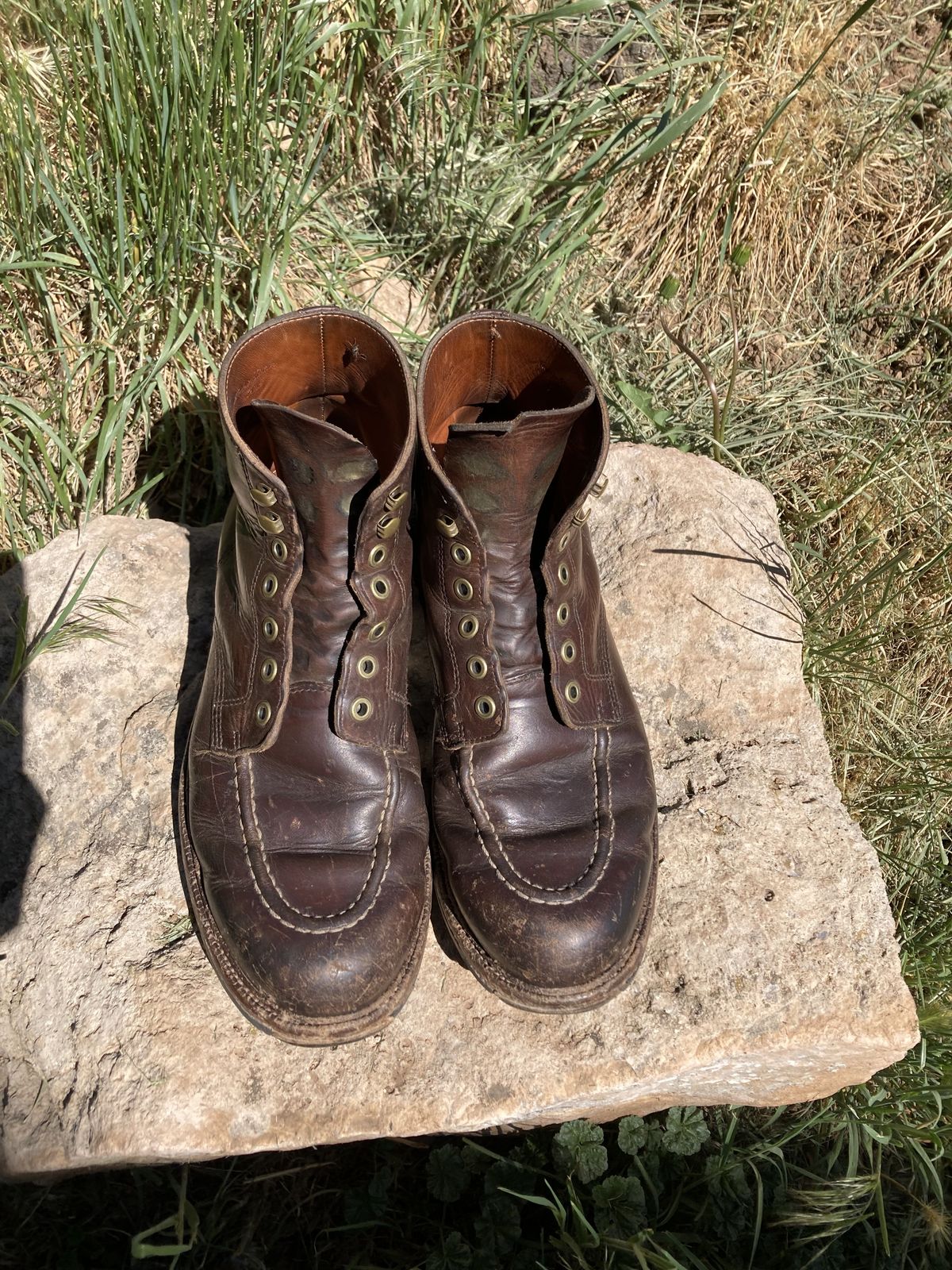 Photo by patinathunderdome on May 6, 2022 of the Grant Stone Brass Boot in Horween Crimson Chromexcel.