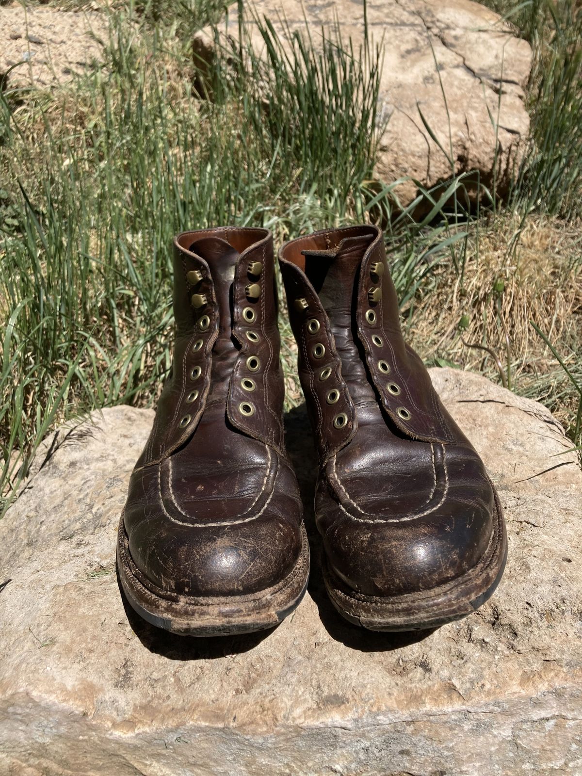 Photo by patinathunderdome on May 6, 2022 of the Grant Stone Brass Boot in Horween Crimson Chromexcel.