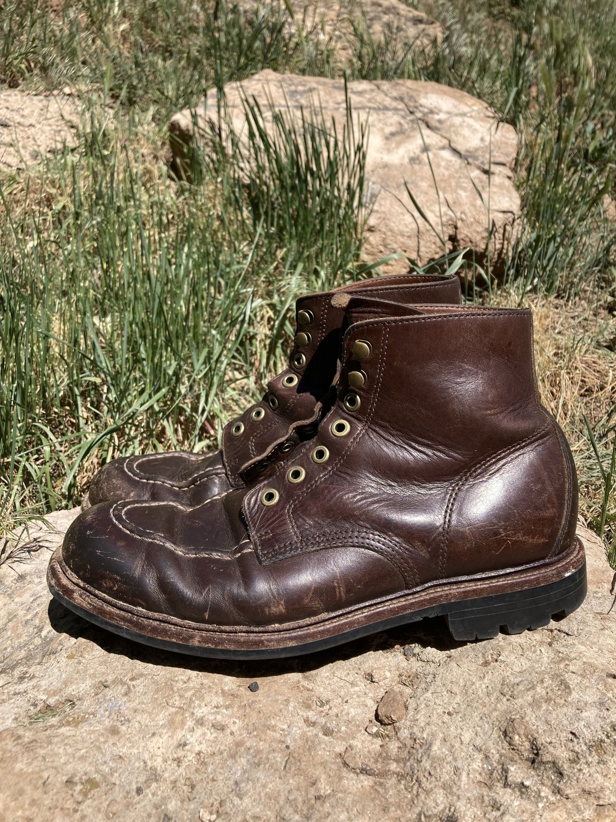 Photo by patinathunderdome on May 6, 2022 of the Grant Stone Brass Boot in Horween Crimson Chromexcel.