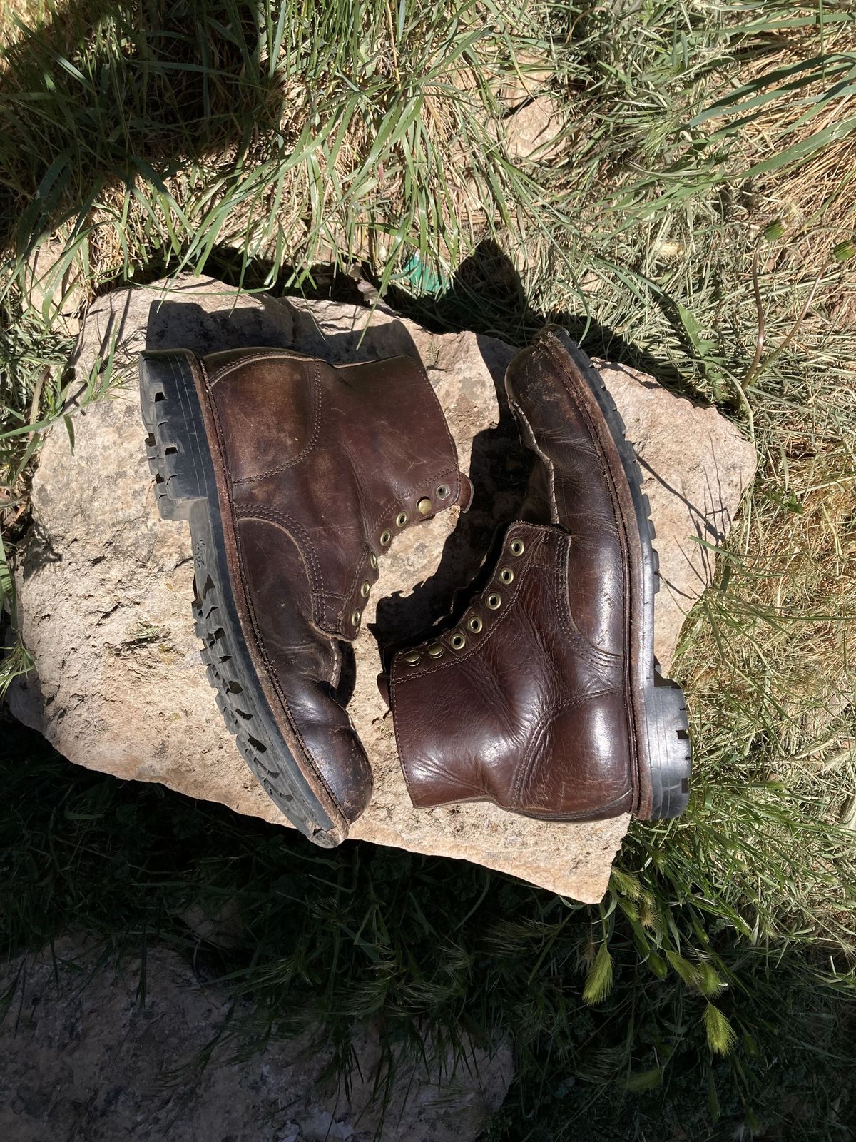 Photo by patinathunderdome on May 6, 2022 of the Grant Stone Brass Boot in Horween Crimson Chromexcel.