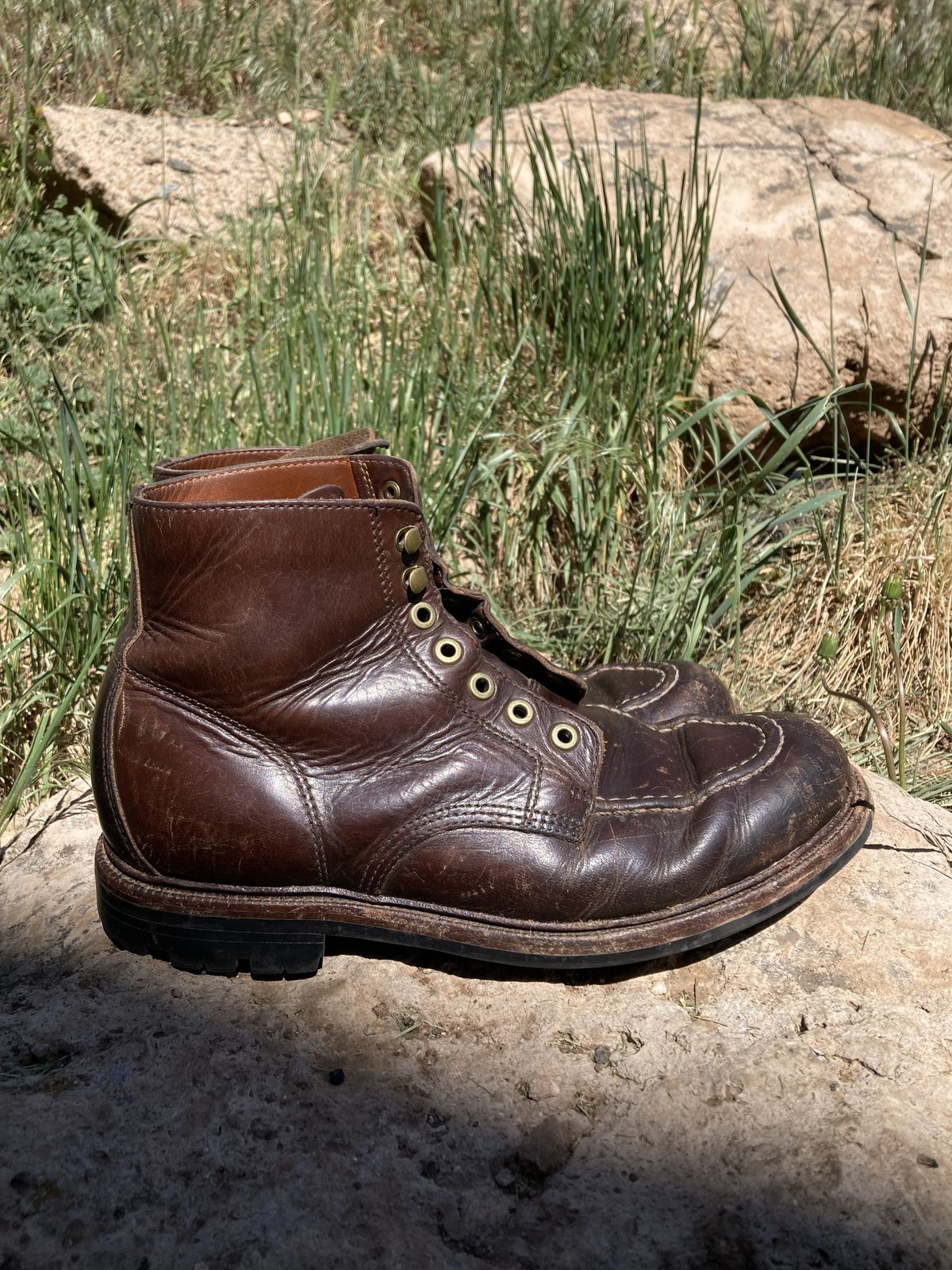 Photo by patinathunderdome on May 6, 2022 of the Grant Stone Brass Boot in Horween Crimson Chromexcel.