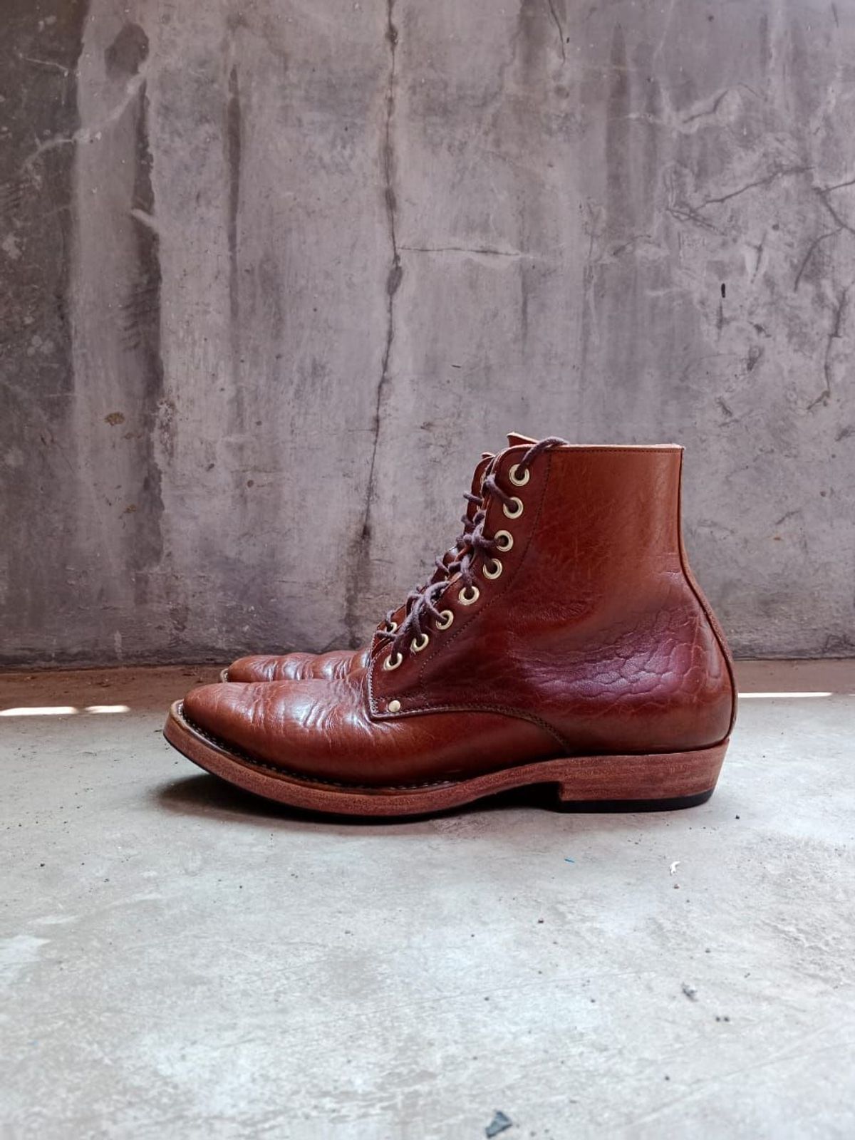 Photo by patinathunderdome on February 5, 2022 of the Benzein TDD-01 Boot in Shinki Brown Oiled Horsebutt.