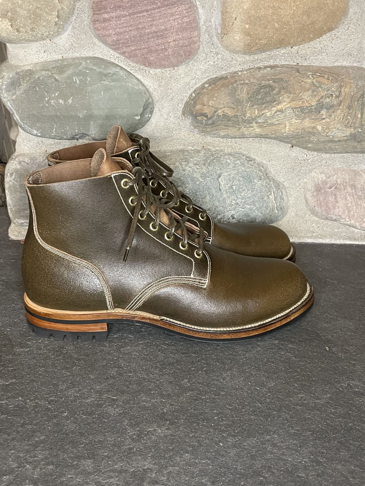 Photo by patinathunderdome on October 1, 2021 of the Viberg Boondocker in Horween Olive Waxed Flesh.