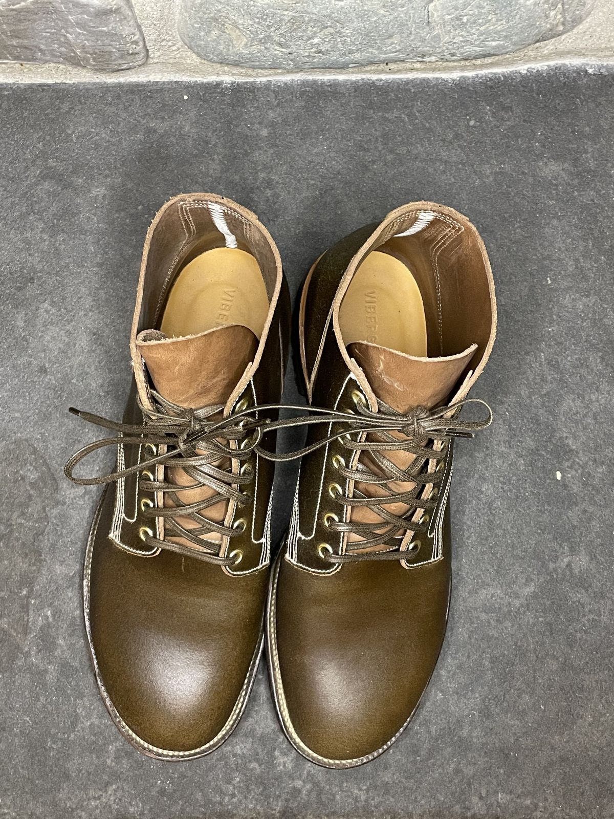 Photo by patinathunderdome on October 1, 2021 of the Viberg Boondocker in Horween Olive Waxed Flesh.