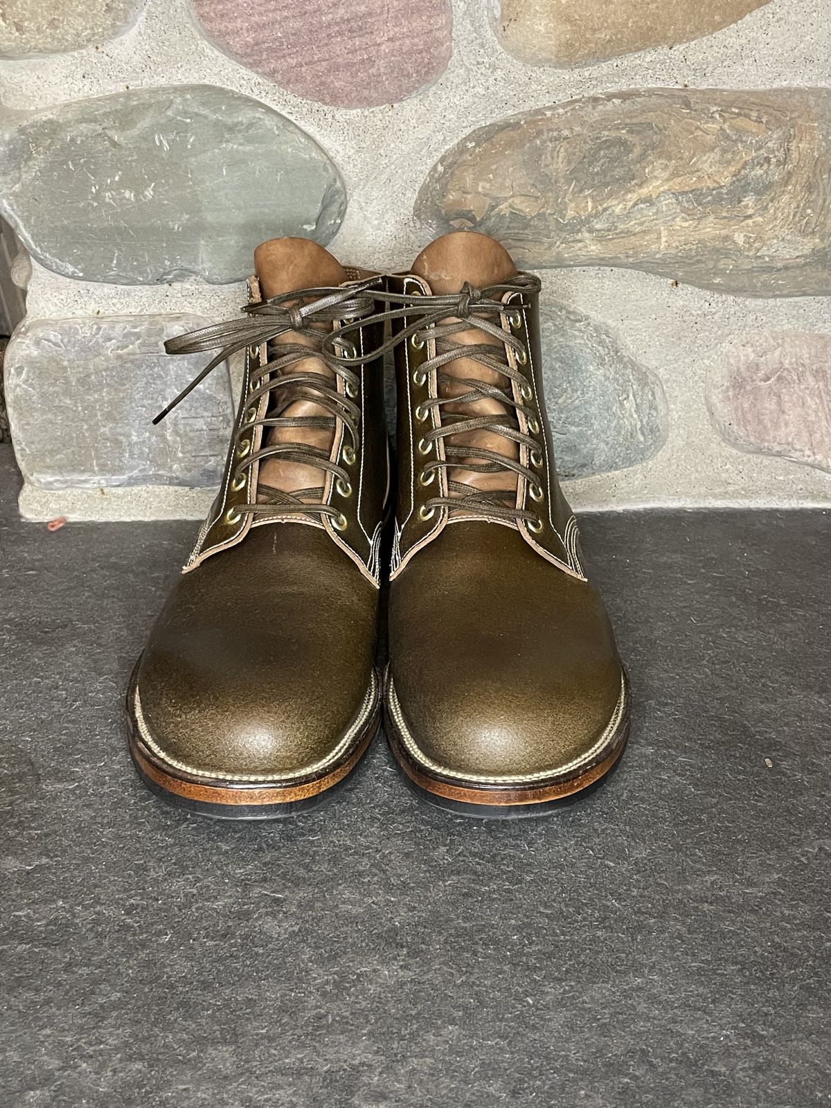 Photo by patinathunderdome on October 1, 2021 of the Viberg Boondocker in Horween Olive Waxed Flesh.