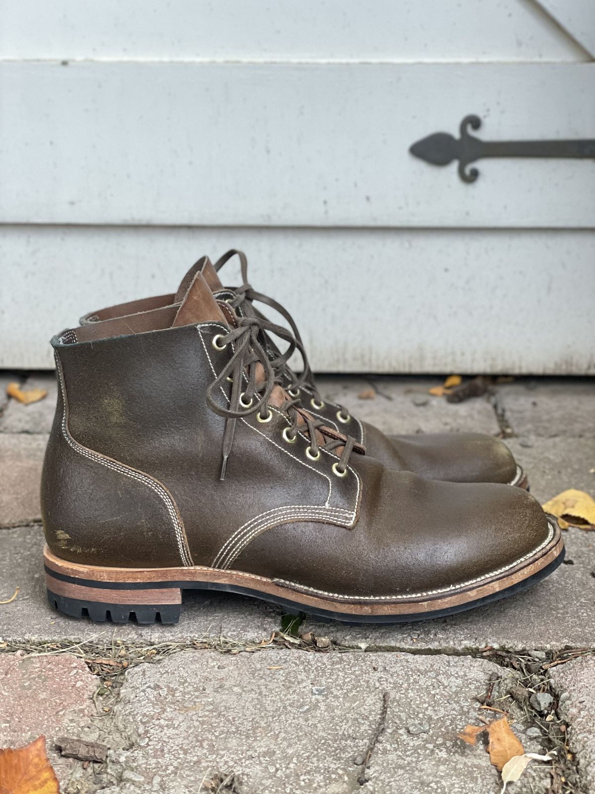 Photo by patinathunderdome on November 2, 2021 of the Viberg Boondocker in Horween Olive Waxed Flesh.
