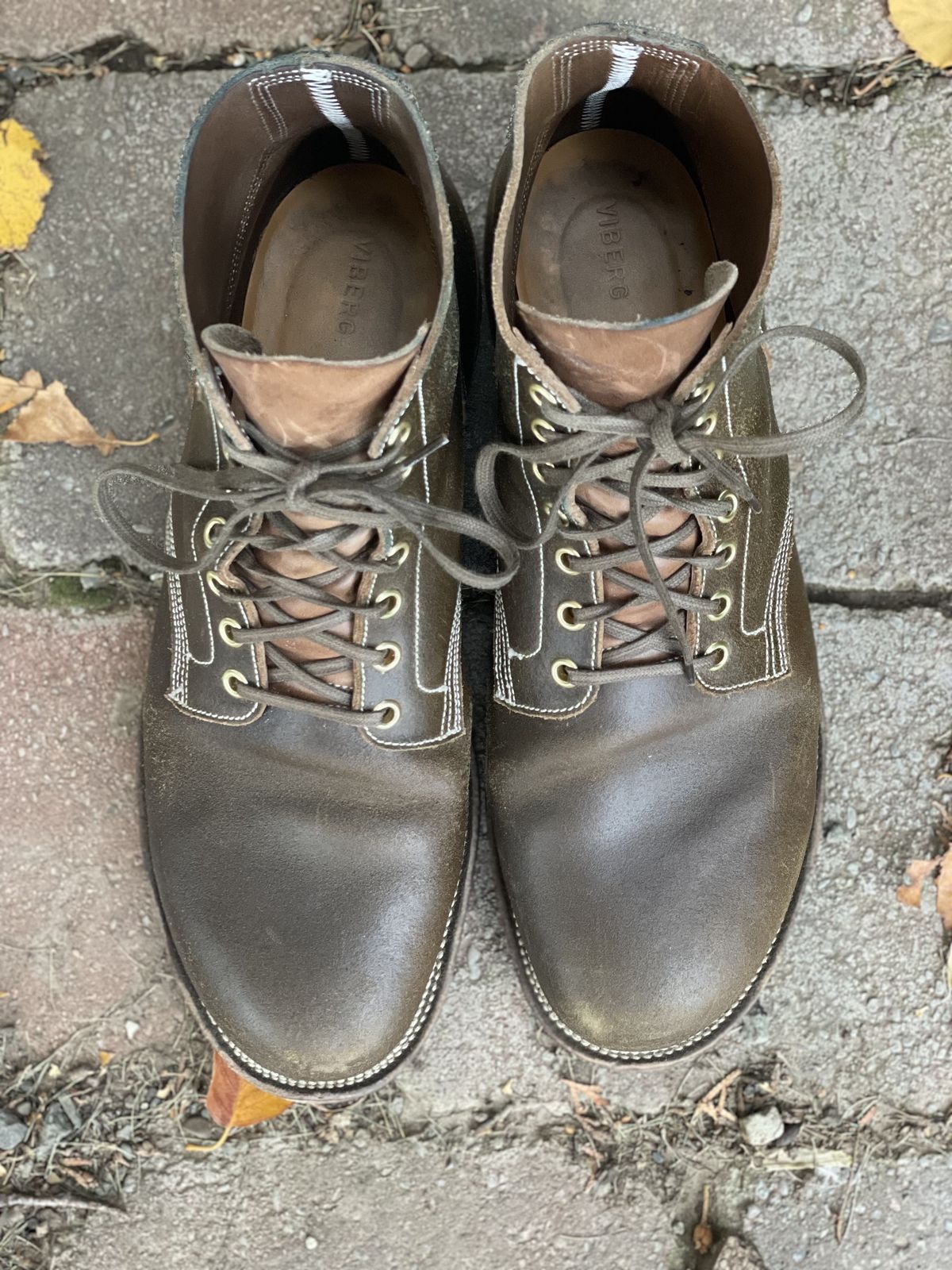 Photo by patinathunderdome on November 2, 2021 of the Viberg Boondocker in Horween Olive Waxed Flesh.