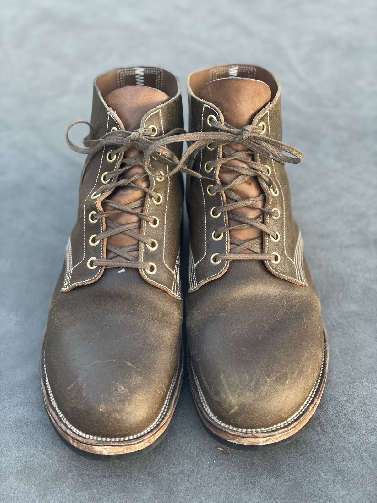 Photo by patinathunderdome on December 2, 2021 of the Viberg Boondocker in Horween Olive Waxed Flesh.