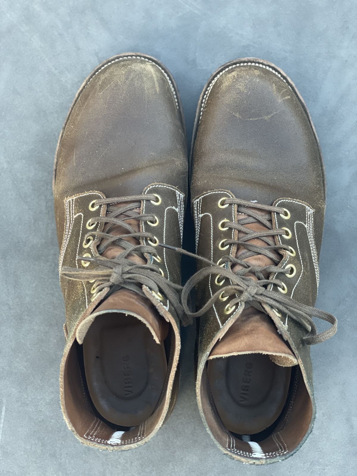 Photo by patinathunderdome on December 2, 2021 of the Viberg Boondocker in Horween Olive Waxed Flesh.