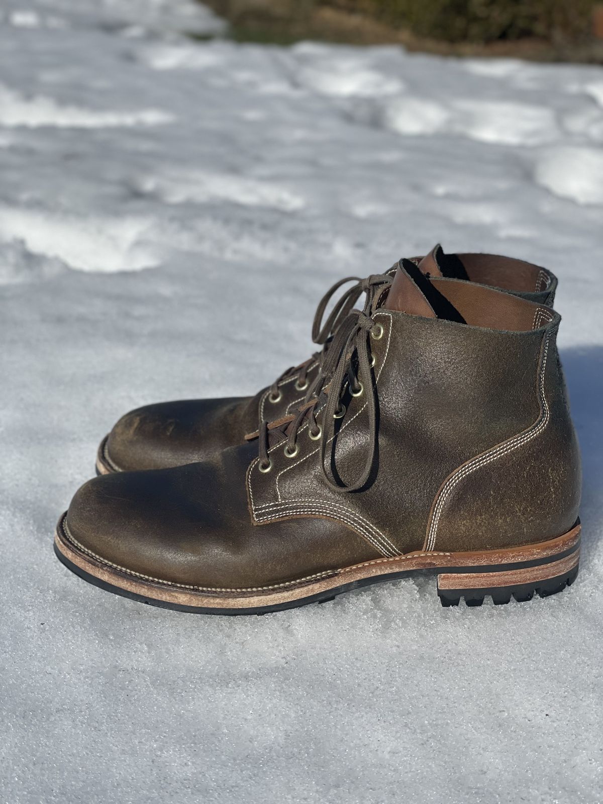 Photo by patinathunderdome on February 1, 2022 of the Viberg Boondocker in Horween Olive Waxed Flesh.