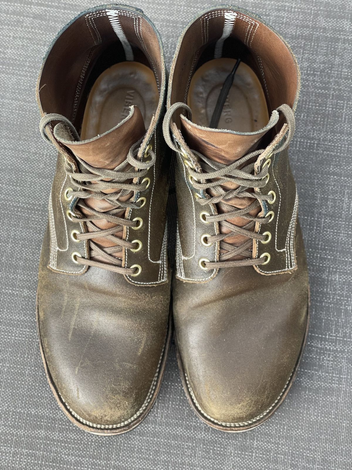 Photo by patinathunderdome on March 1, 2022 of the Viberg Boondocker in Horween Olive Waxed Flesh.