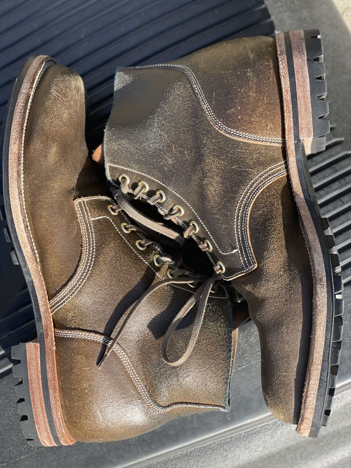 Photo by patinathunderdome on April 2, 2022 of the Viberg Boondocker in Horween Olive Waxed Flesh.
