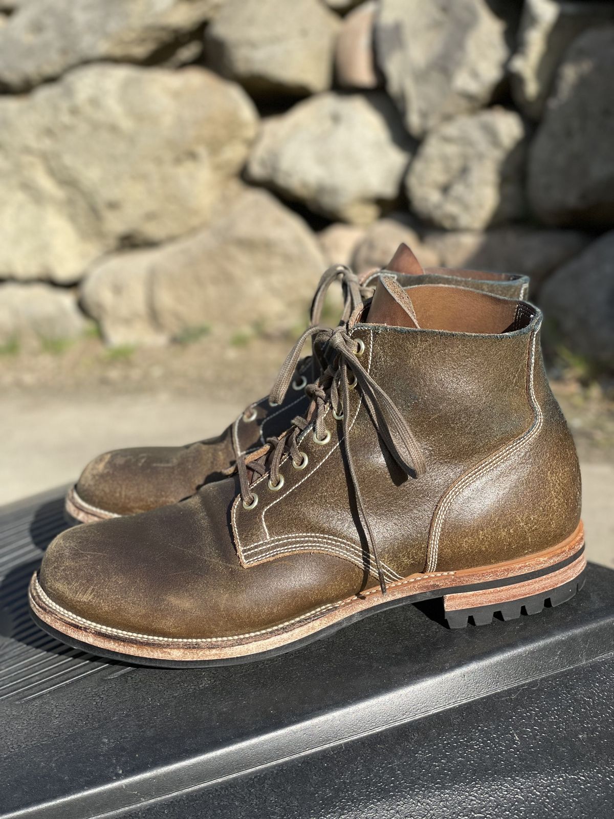 Photo by patinathunderdome on April 2, 2022 of the Viberg Boondocker in Horween Olive Waxed Flesh.