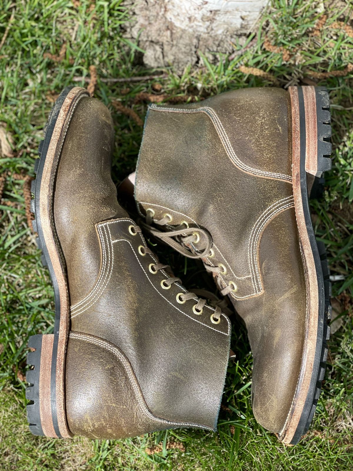 Photo by patinathunderdome on May 4, 2022 of the Viberg Boondocker in Horween Olive Waxed Flesh.