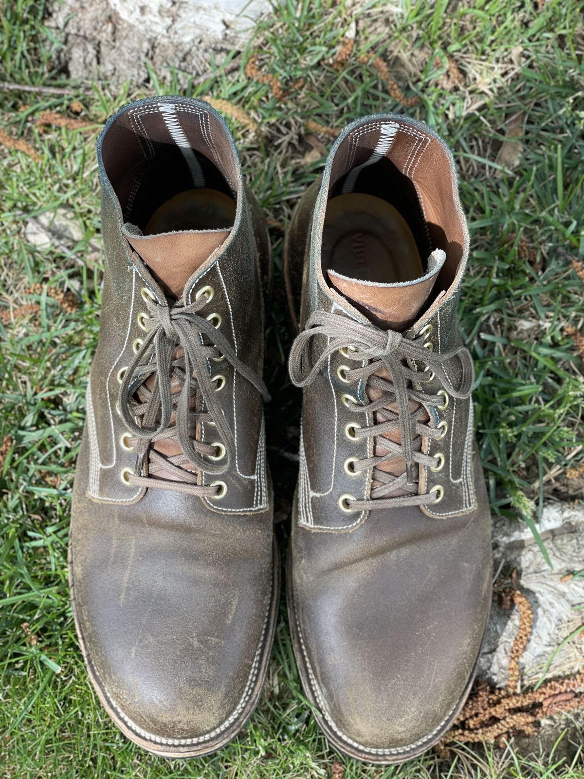 Photo by patinathunderdome on May 4, 2022 of the Viberg Boondocker in Horween Olive Waxed Flesh.