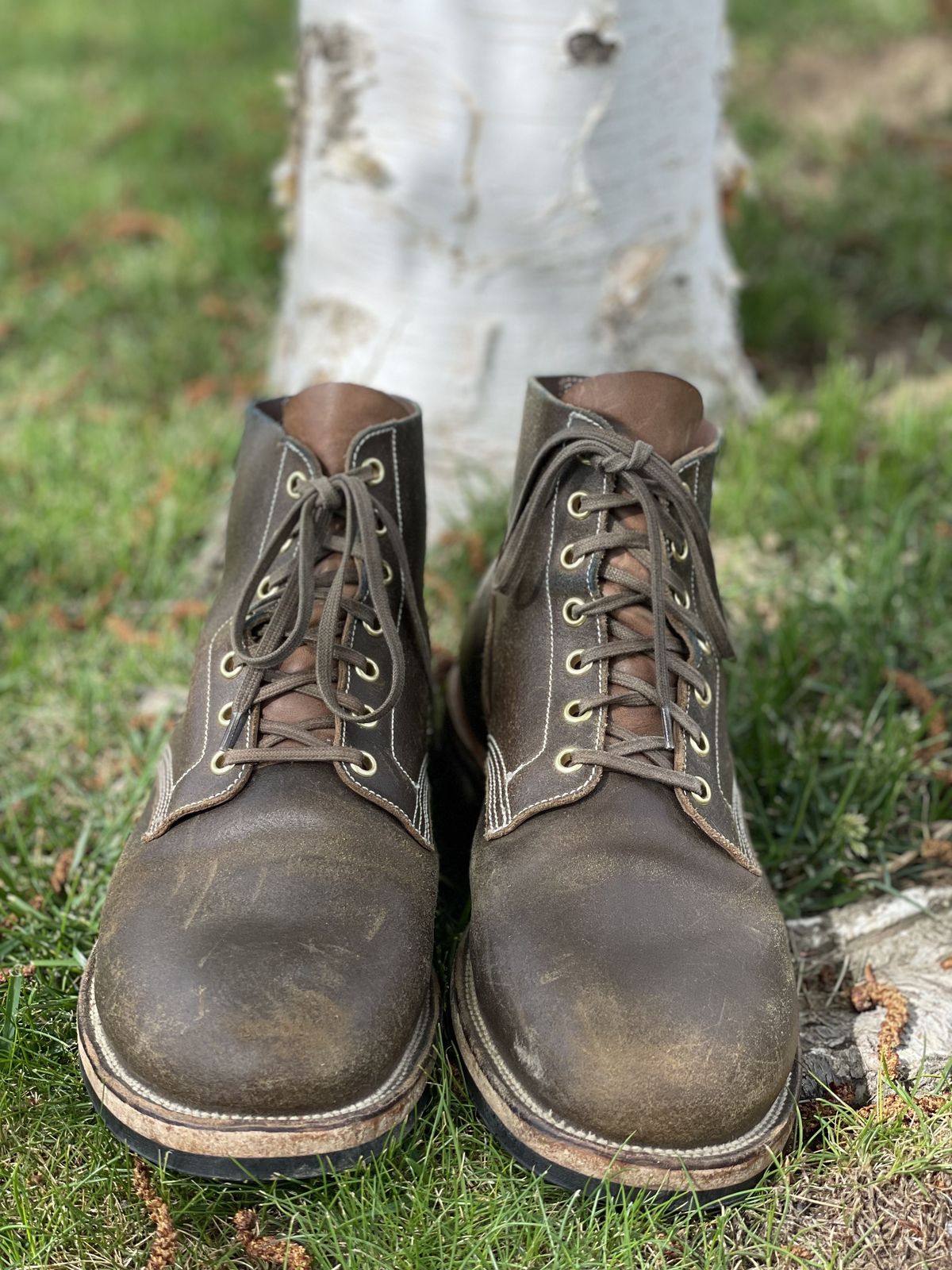 Photo by patinathunderdome on May 4, 2022 of the Viberg Boondocker in Horween Olive Waxed Flesh.