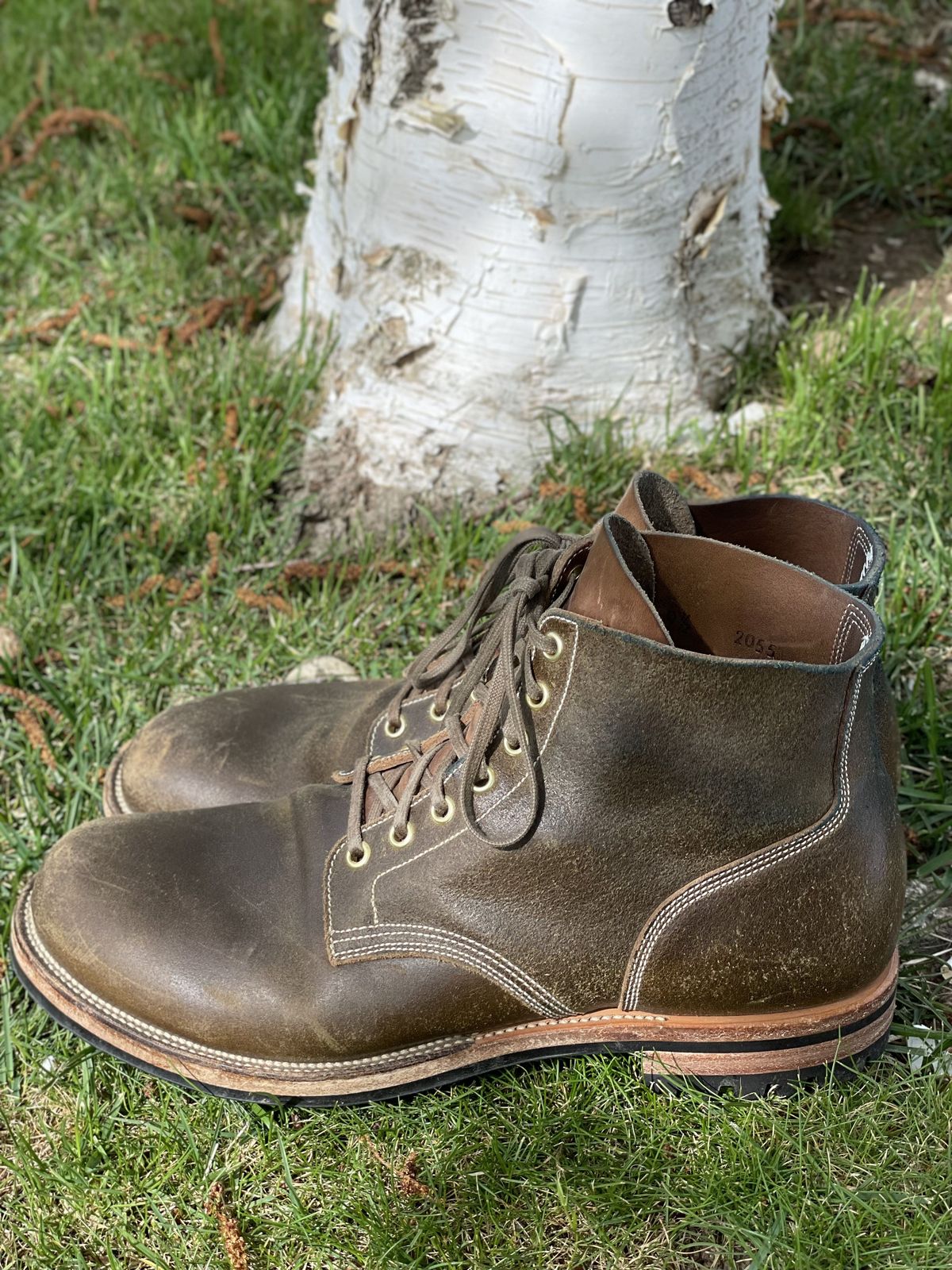 Photo by patinathunderdome on May 4, 2022 of the Viberg Boondocker in Horween Olive Waxed Flesh.