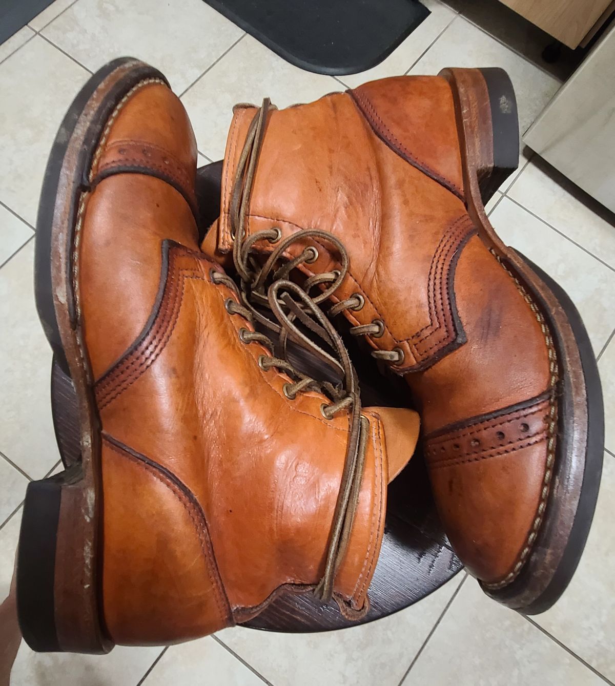 Photo by patinathunderdome on February 6, 2022 of the Wesco Hendrik in Horween Natural Essex.