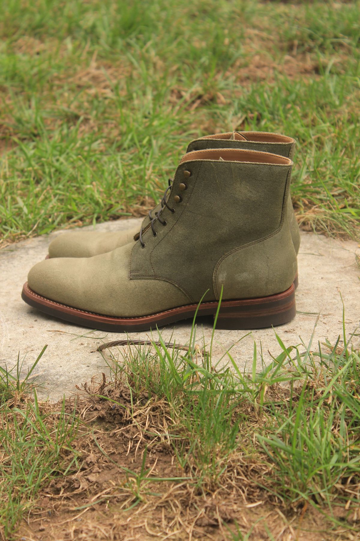Photo by patinathunderdome on October 1, 2021 of the Rider Boot Co. Dundalk in Lo Stivale Olive Reverso Calf.